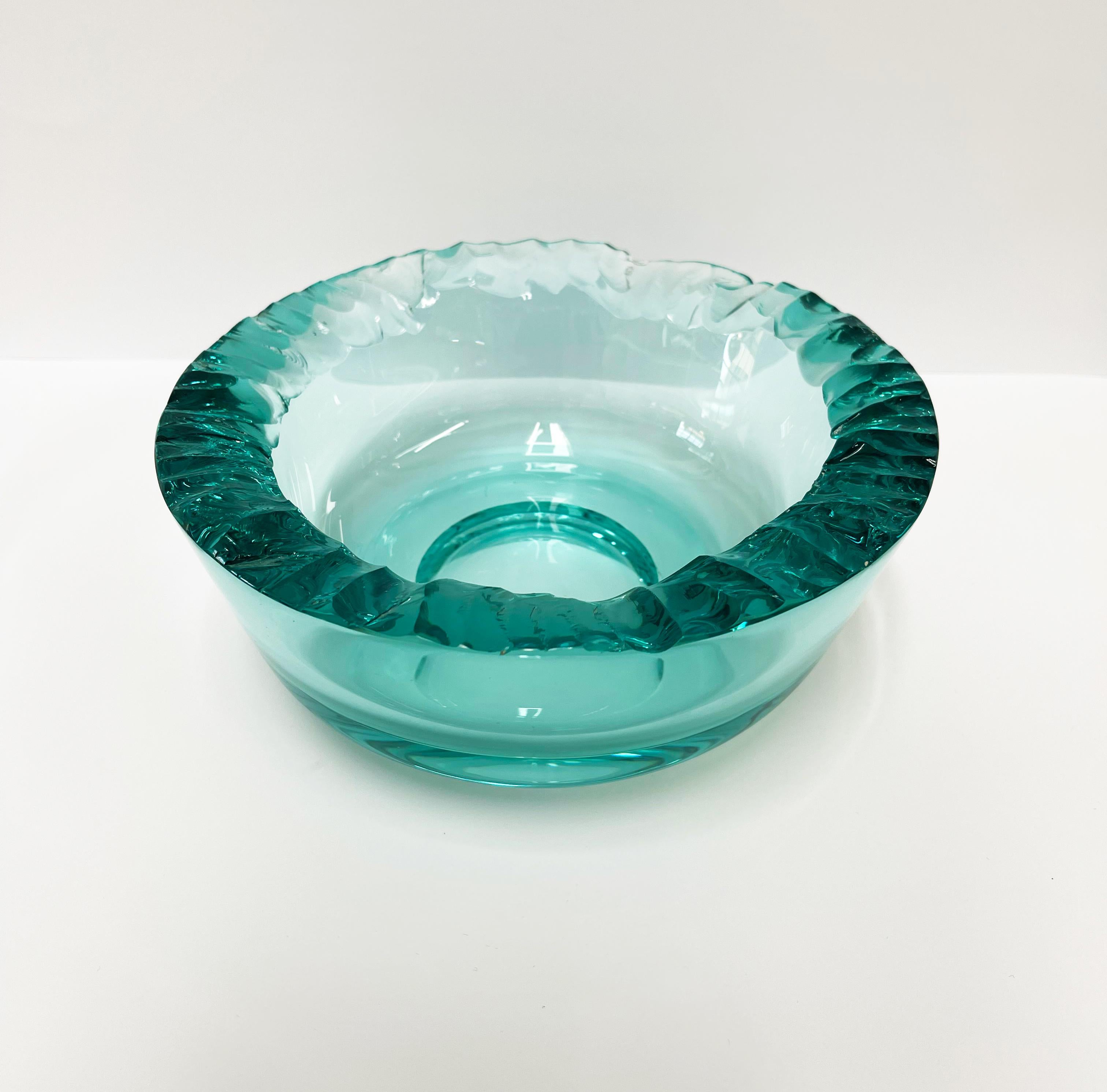 
This object is a handmade artistic sculpture that can be used as a bowl, as a desk accessory, as a jewel case or simply as it is to furnish any environment. This crystal has a high transparency aquamarine green color.
The edges of the bowl have