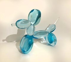 Zeitgenössische handgefertigte „Dog“-Skulptur aus hellblauem Kristall von Ghir Studio