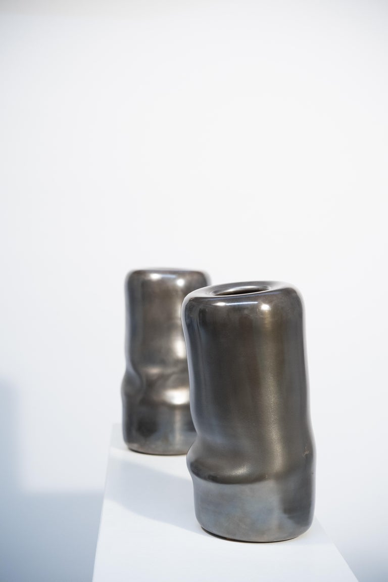 'Fluffy' set di due vasi di Ghirò Studio (Italia, Milano).
These two vases were processed with an ancient glass processing technique and then covered with burnished silver. They are one-of-a-kind pieces and will no longer be produced.
The shape is