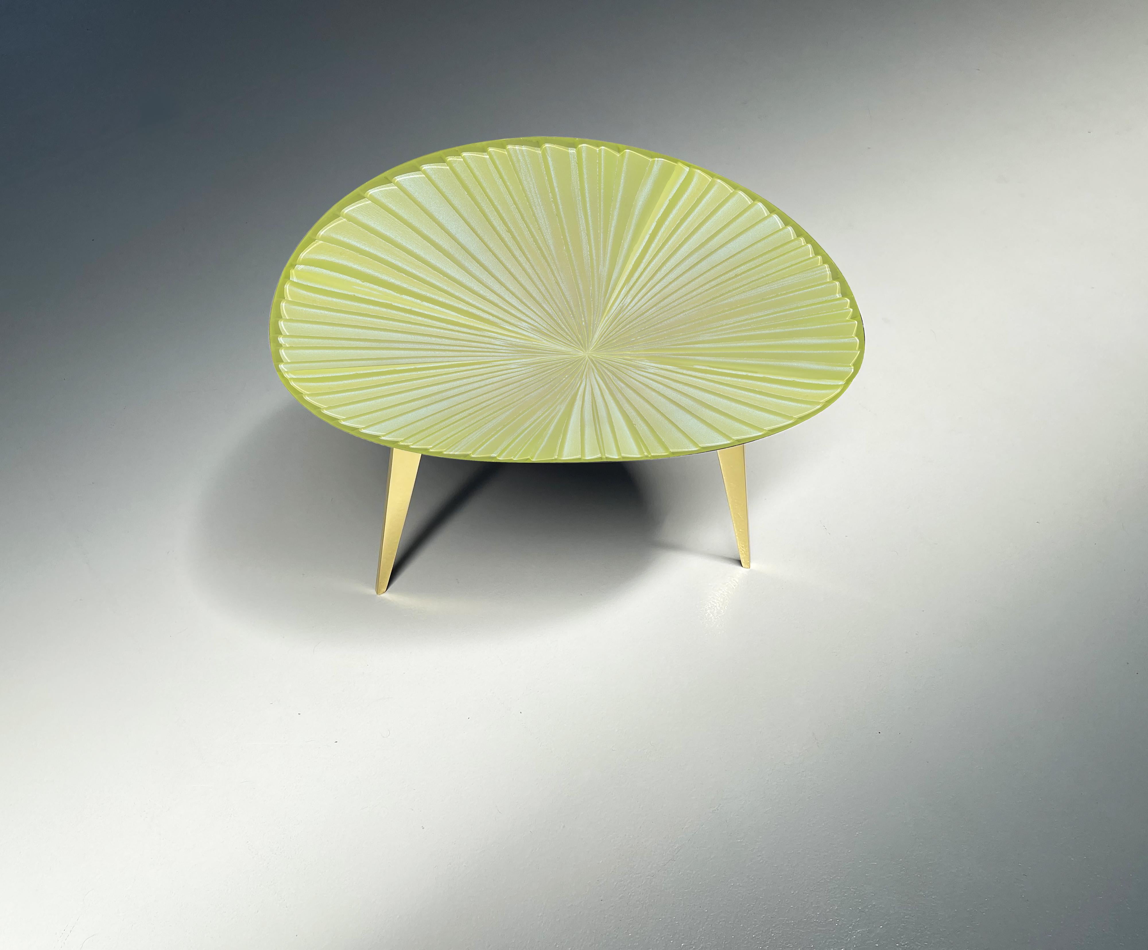 Moderne Table basse contemporaine 'Fluo' en cristal jaune irisé par Ghirò Studio en vente