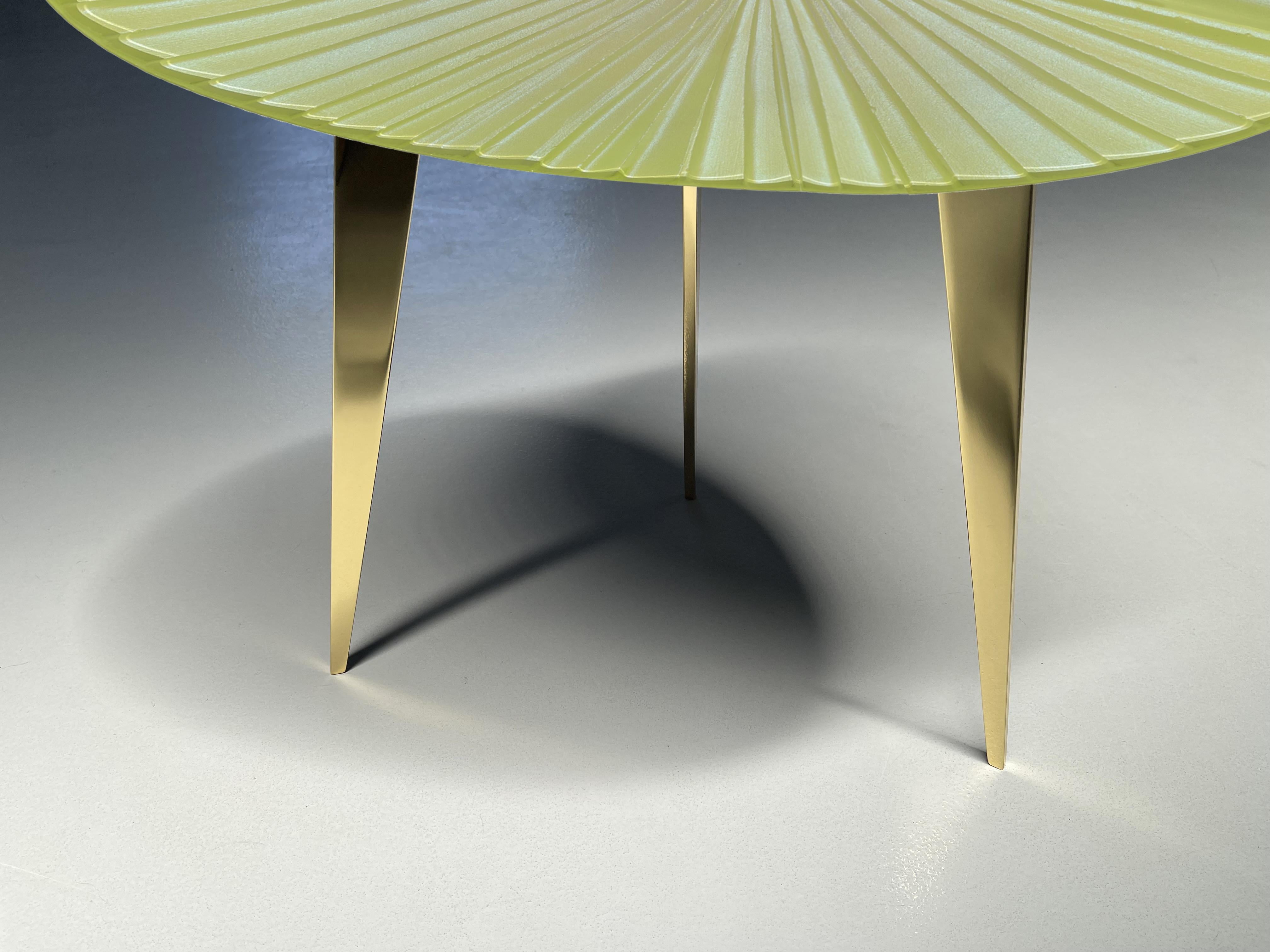 italien Table basse contemporaine 'Fluo' en cristal jaune irisé par Ghirò Studio en vente
