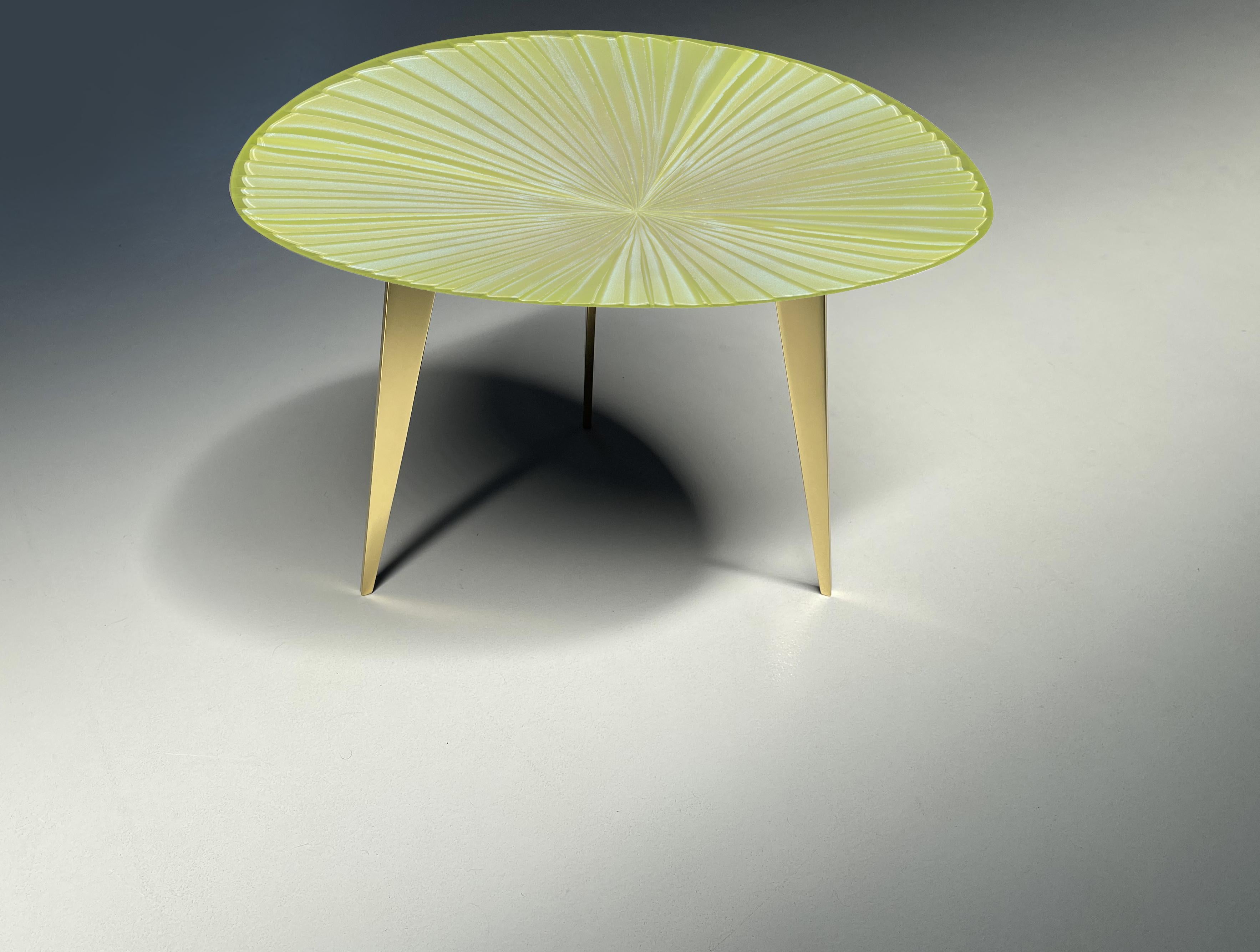 Fait main Table basse contemporaine 'Fluo' en cristal jaune irisé par Ghirò Studio en vente