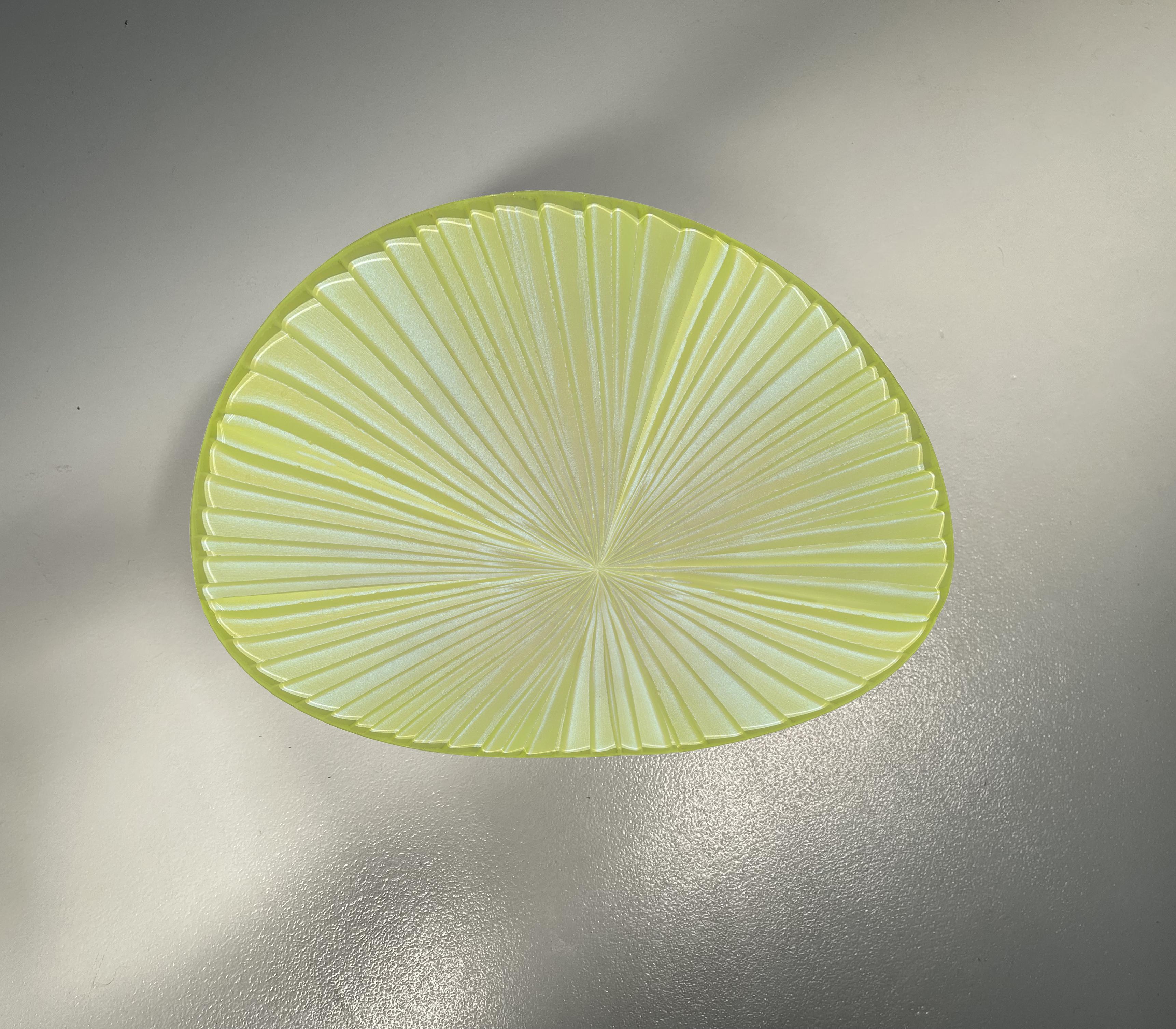 Table basse contemporaine 'Fluo' en cristal jaune irisé par Ghirò Studio Neuf - En vente à Pieve Emanuele, Milano