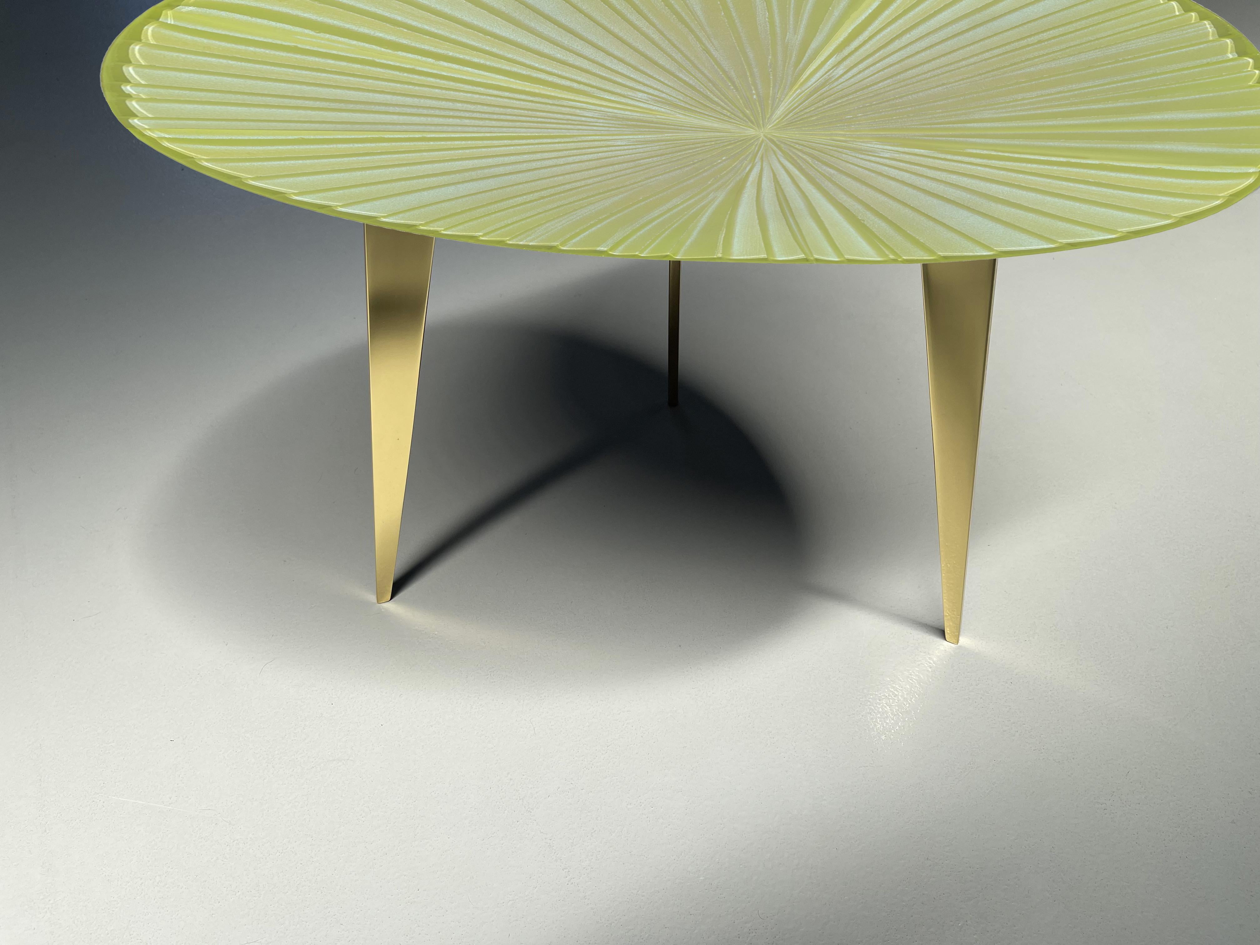 XXIe siècle et contemporain Table basse contemporaine 'Fluo' en cristal jaune irisé par Ghirò Studio en vente