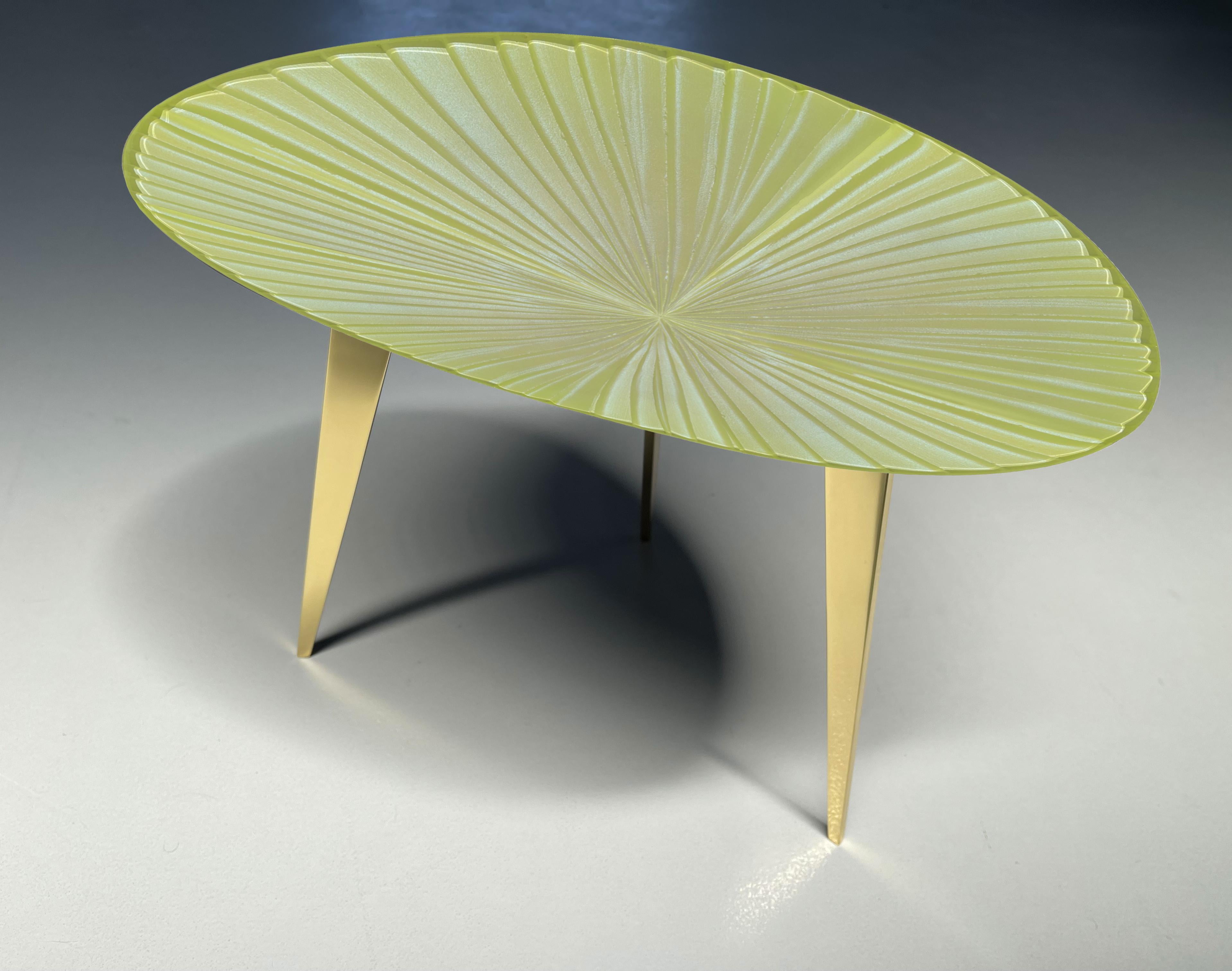 Laiton Table basse contemporaine 'Fluo' en cristal jaune irisé par Ghirò Studio en vente