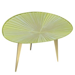 Table basse contemporaine 'Fluo' en cristal jaune irisé par Ghirò Studio