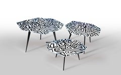 Set de trois tables basses contemporaines Graffito Black et White par Ghirò Studio