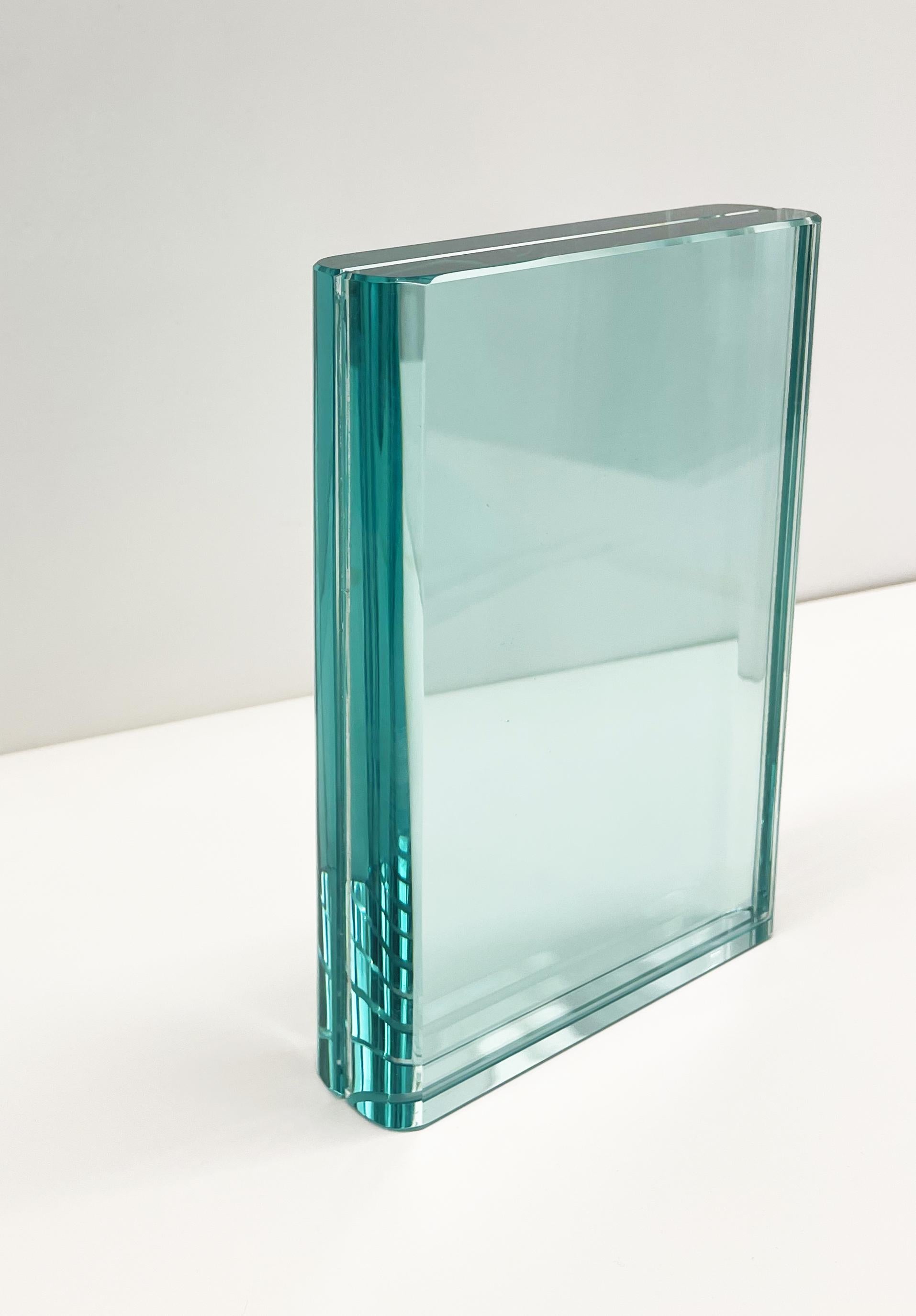2021 Collection of picture frames by Ghirò Studio.
Vertical picture frame of excellent workmanship and artistic quality.
The rounded edges give harmony and elegance.
The high transparency crystal has very bright aquamarine reflections. Being