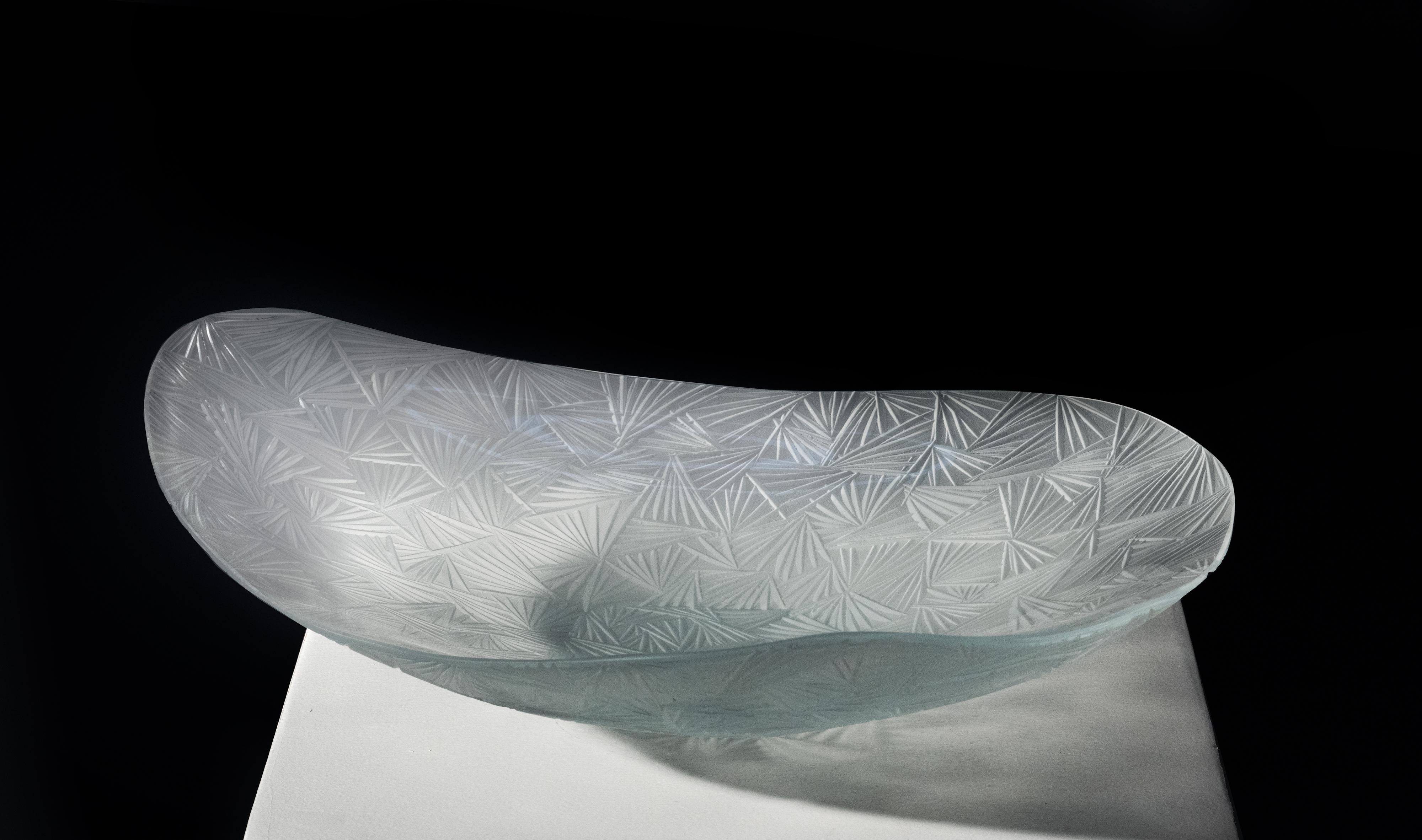 Collection 2021 of artistic bowls by Ghirò Studio (Milan).
Innovative design, fine craftsmanship and a strong artistic sense make this creation not only a bowl but a real artistic sculpture. The crystal has been curved and hand-engraved at the