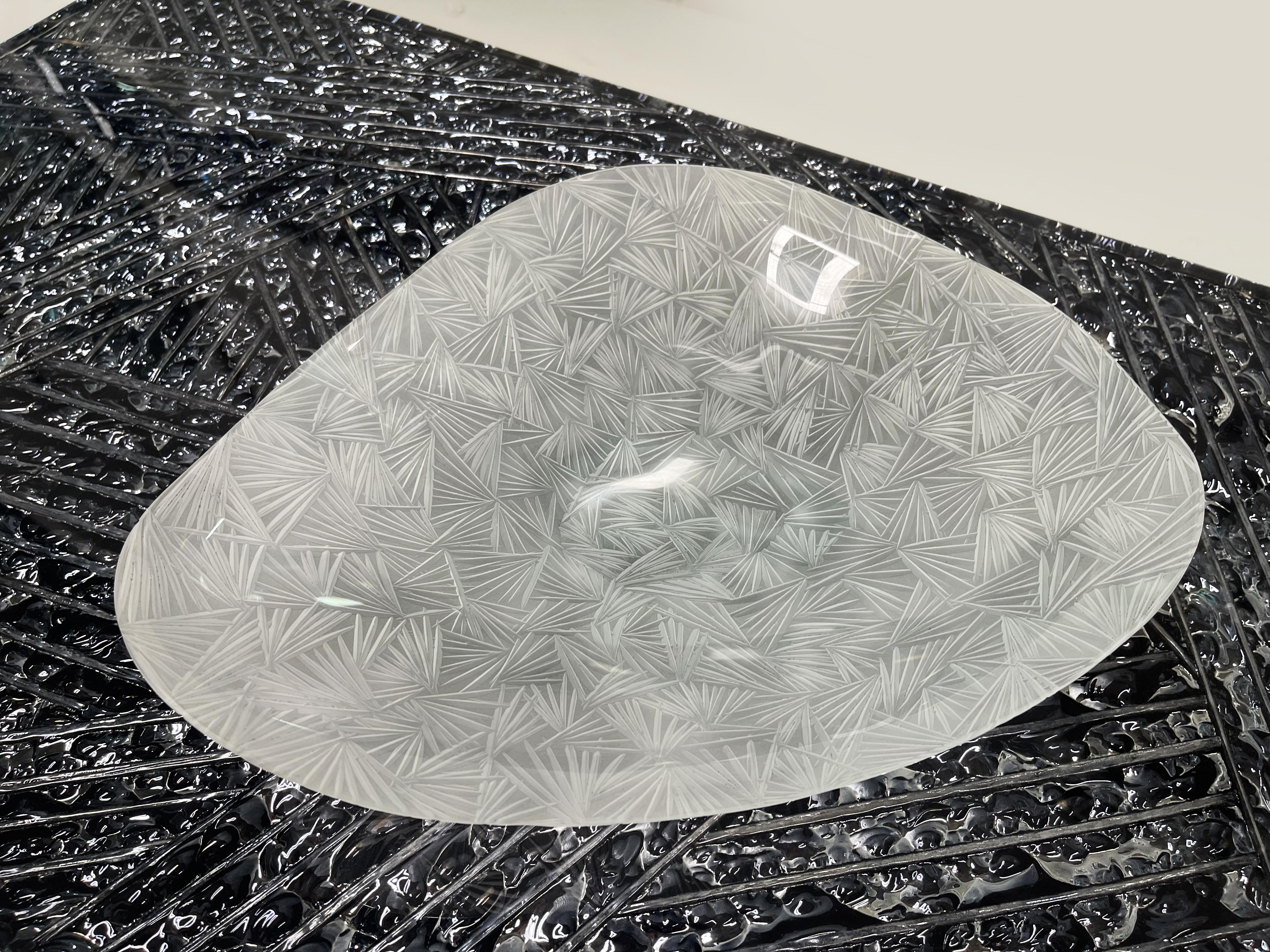 Zeitgenössische Kristallschale „Ice“ aus Satin, handgraviert, einzigartiges Stück von Ghir Studio (Italienisch) im Angebot