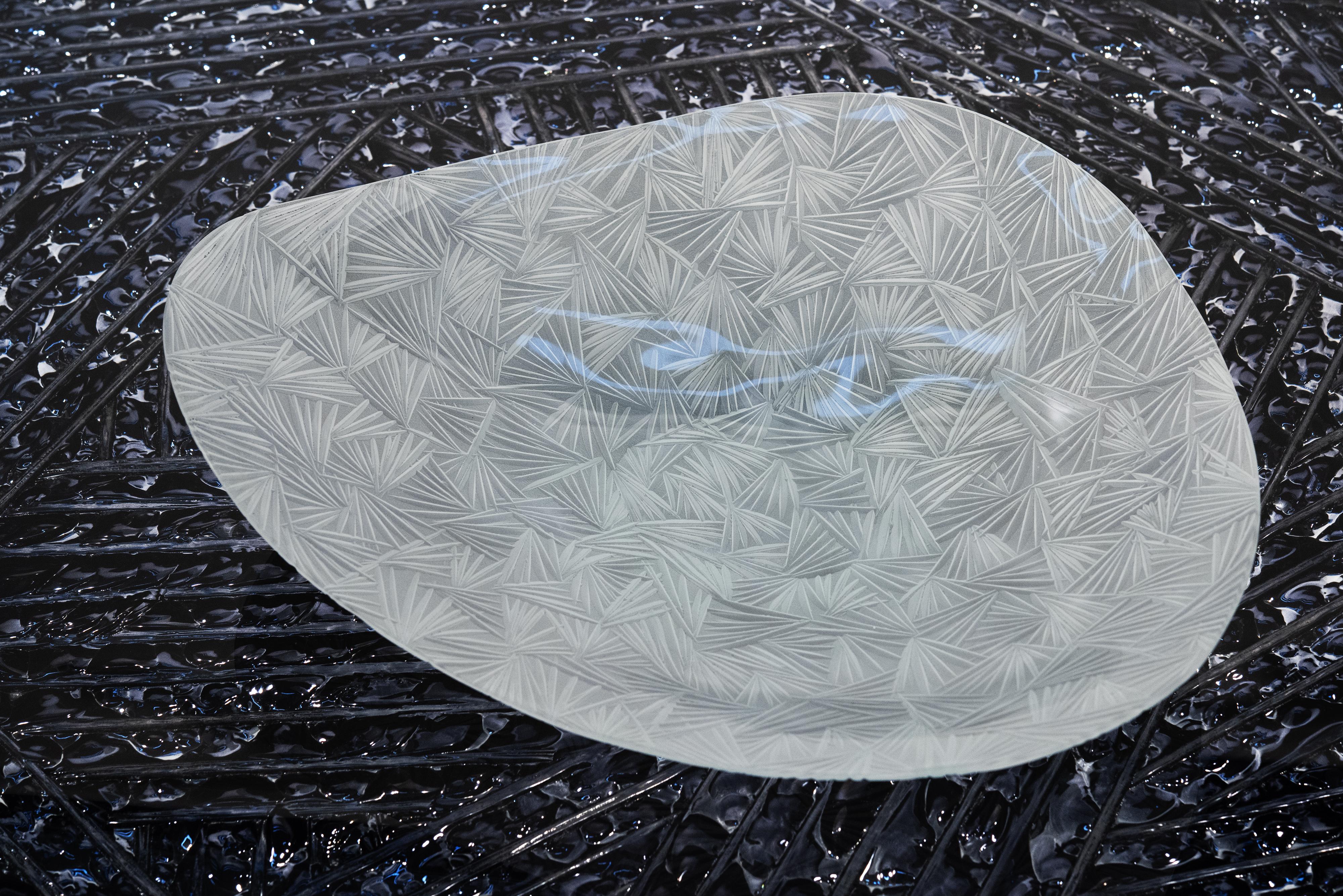 Zeitgenössische Kristallschale „Ice“ aus Satin, handgraviert, einzigartiges Stück von Ghir Studio (Handgefertigt) im Angebot
