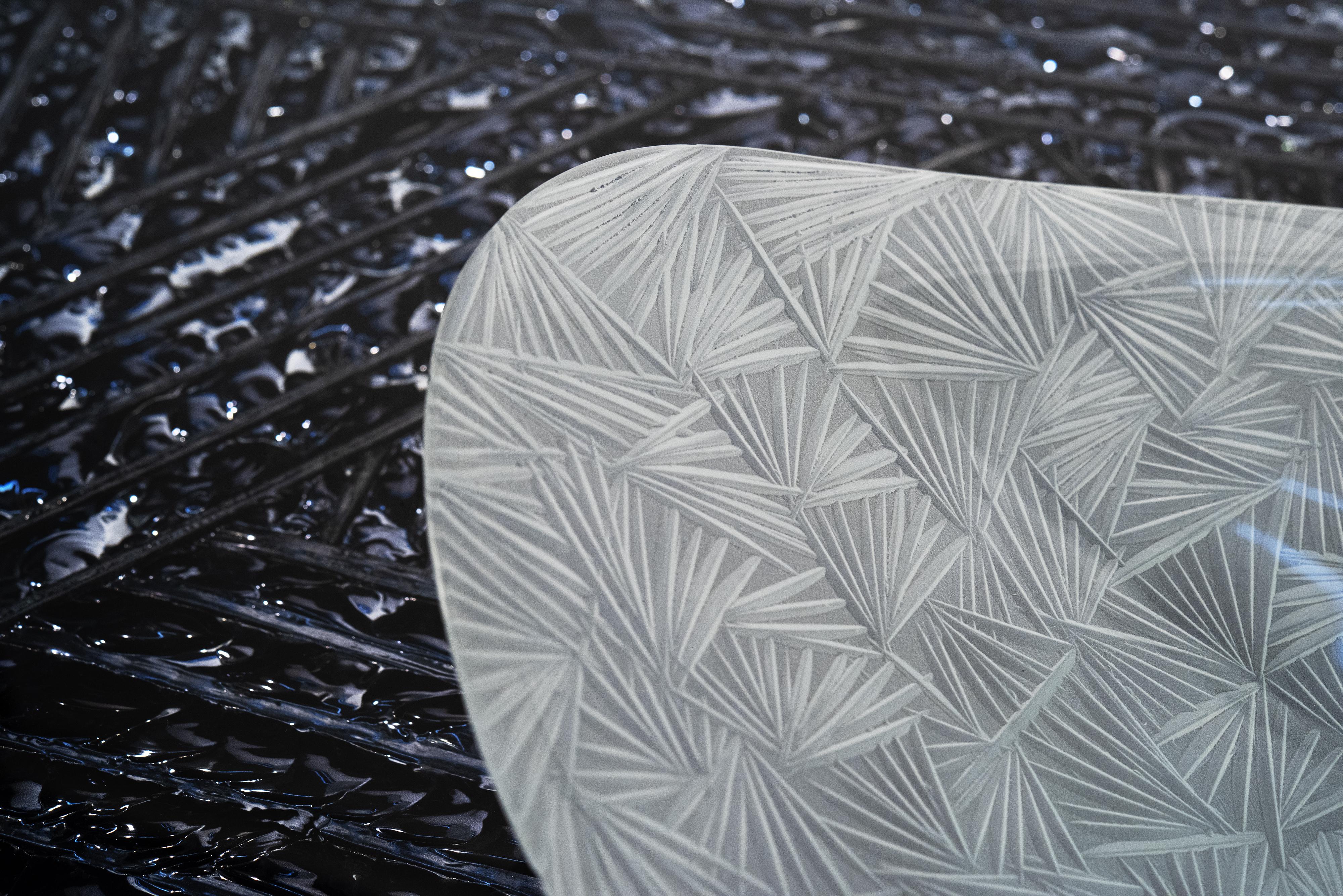 Zeitgenössische Kristallschale „Ice“ aus Satin, handgraviert, einzigartiges Stück von Ghir Studio im Zustand „Neu“ im Angebot in Pieve Emanuele, Milano