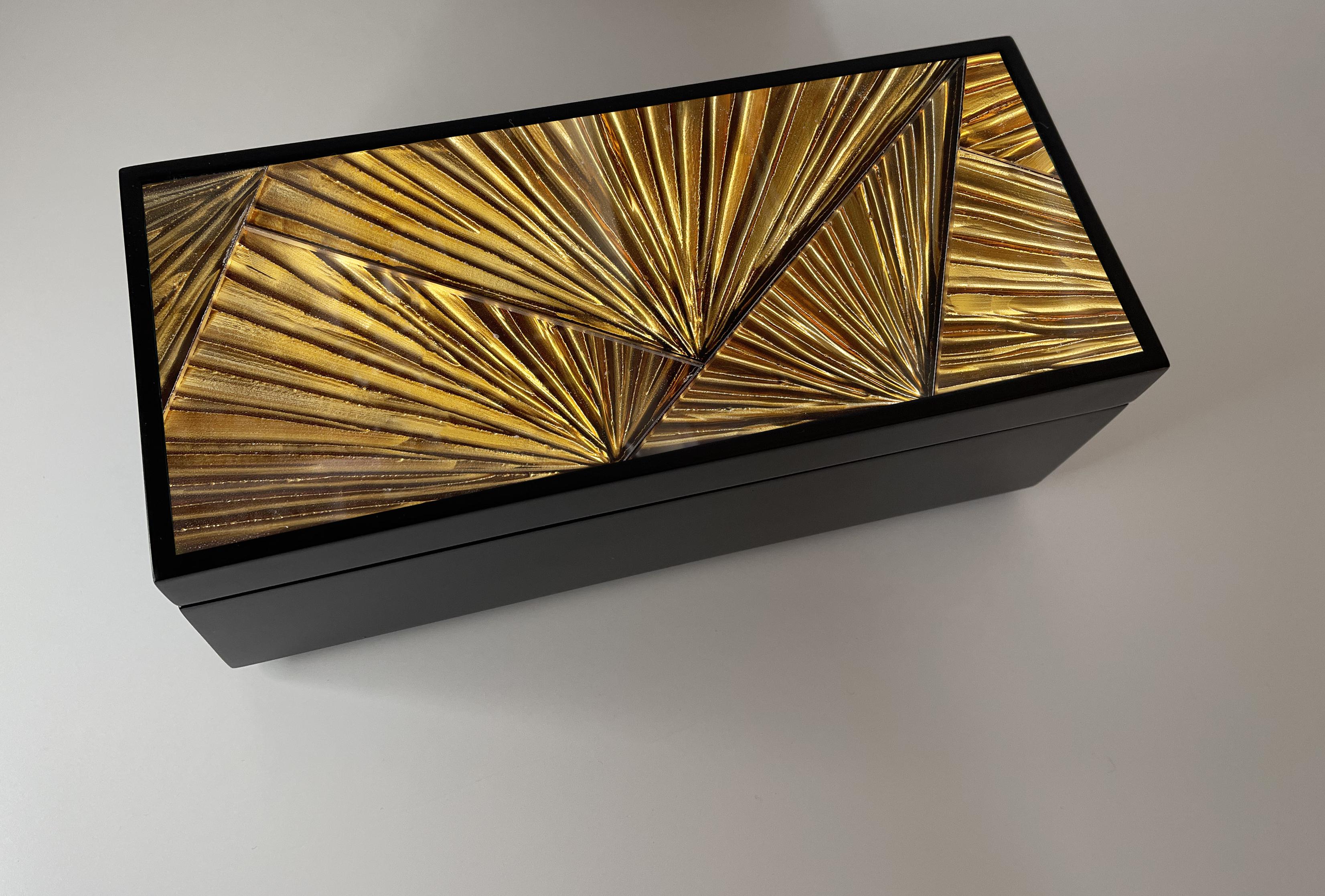 2022 Kollektion von Schmuckschatullen von Ghirò Studio.
Diese Box ist die perfekte Synthese aus zeitlosem Stil, innovativem Design und italienischer Handwerkskunst. Diese Box ist komplett aus Holz mit einer mattschwarzen Oberfläche. Der Deckel ist