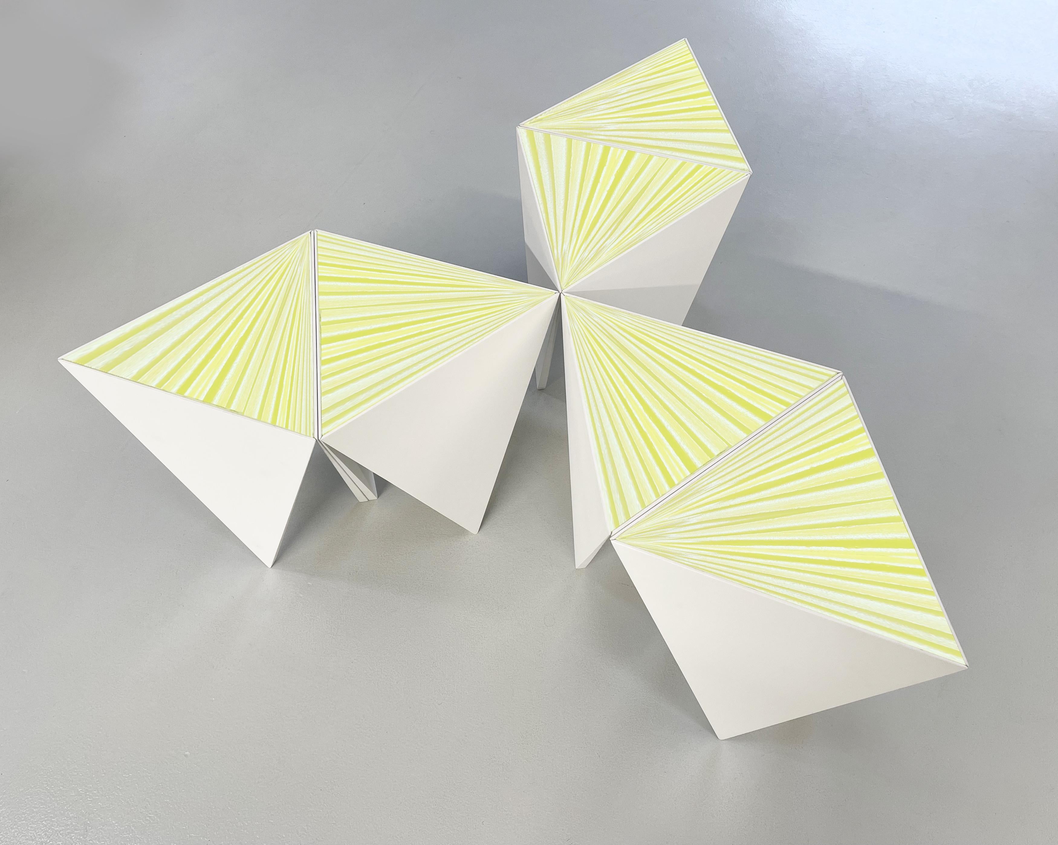 Zeitgenössischer 'Magnet'-Set aus sechs handgefertigten Couchtischen von Ghir Studio (Handgeschnitzt) im Angebot
