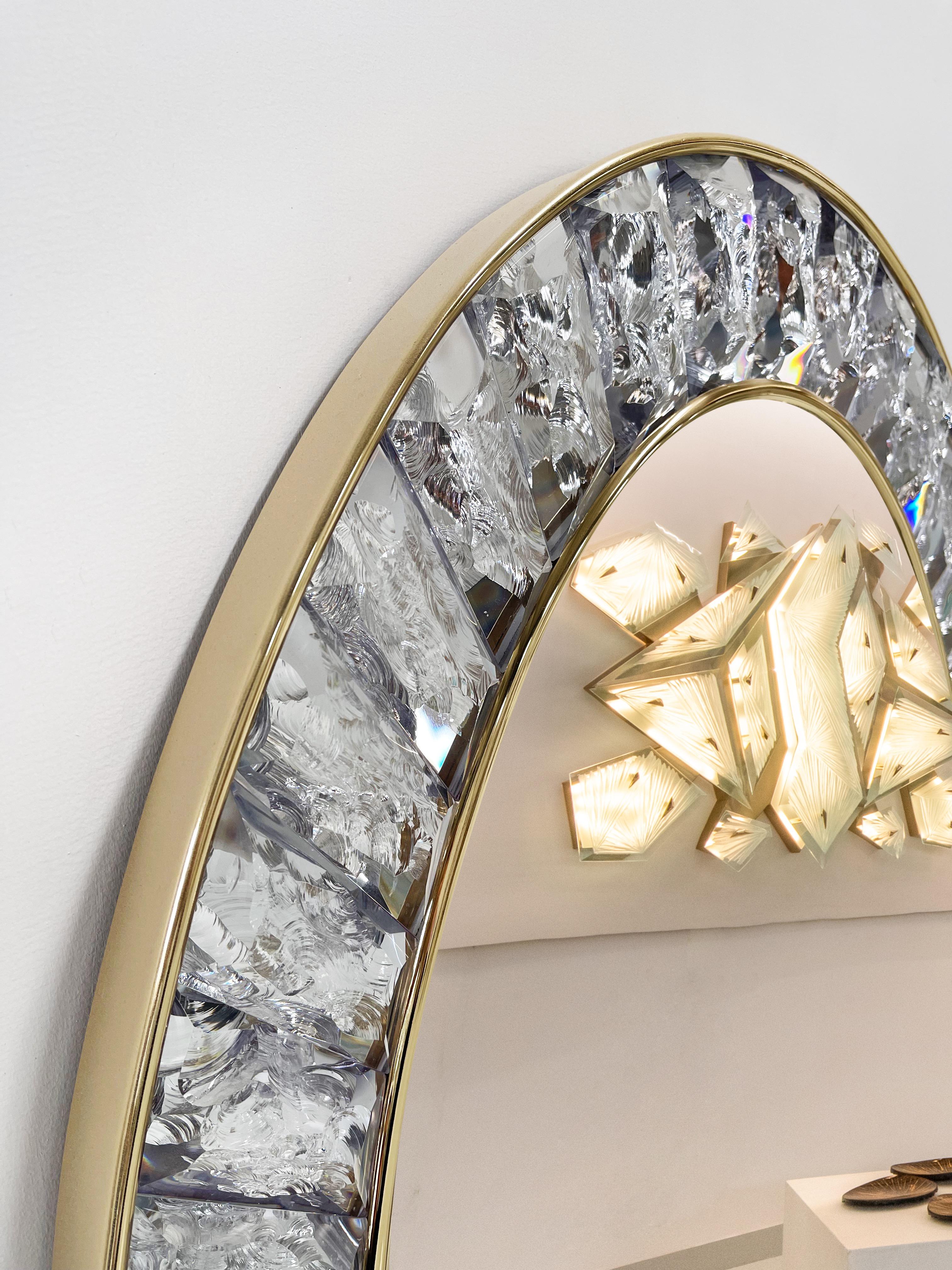 Moderne Miroir martel contemporain fait à la main en cristal, laiton et or 24 carats par Ghir Studio en vente