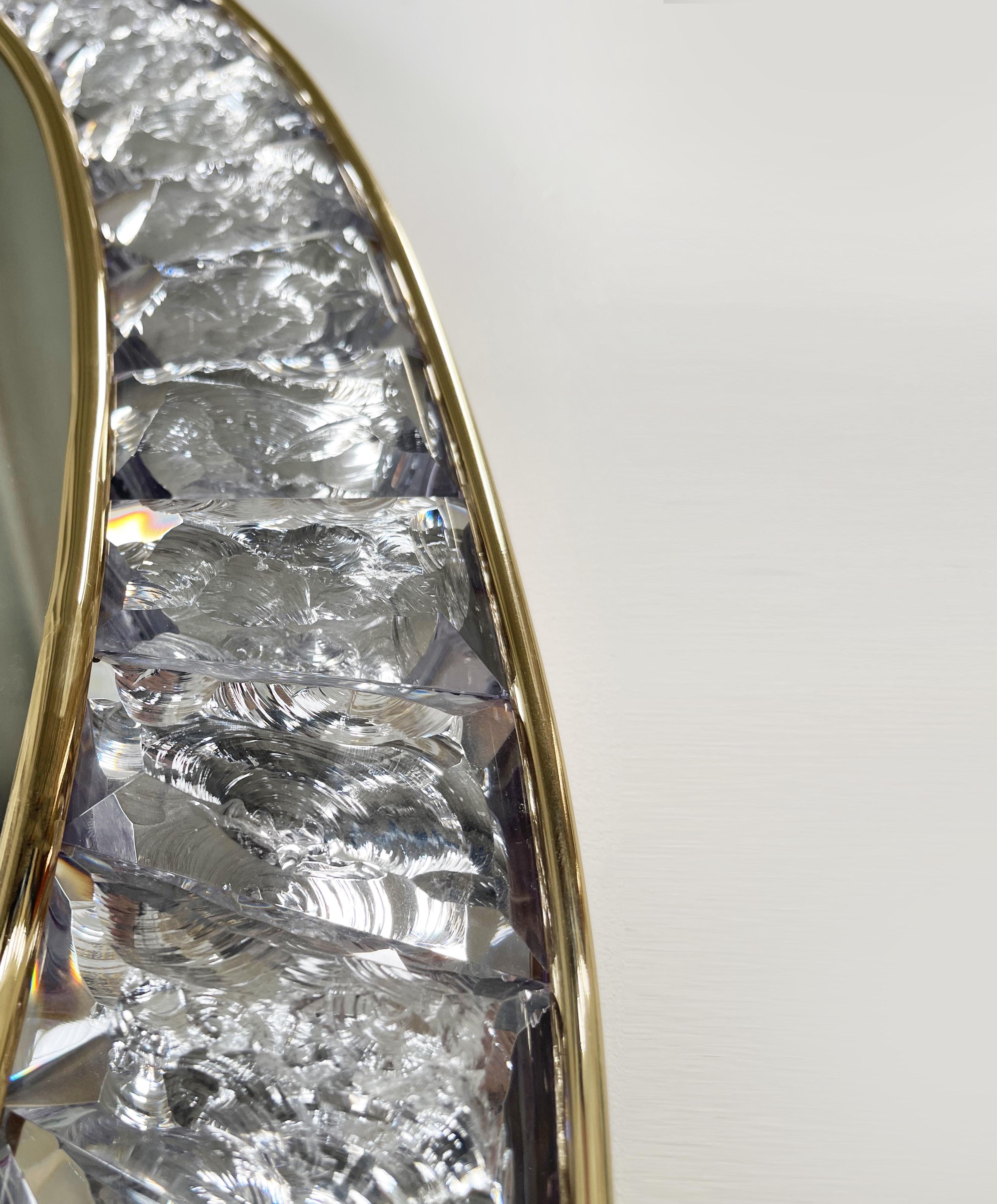 Fait main Miroir martel contemporain fait à la main en cristal, laiton et or 24 carats par Ghir Studio en vente