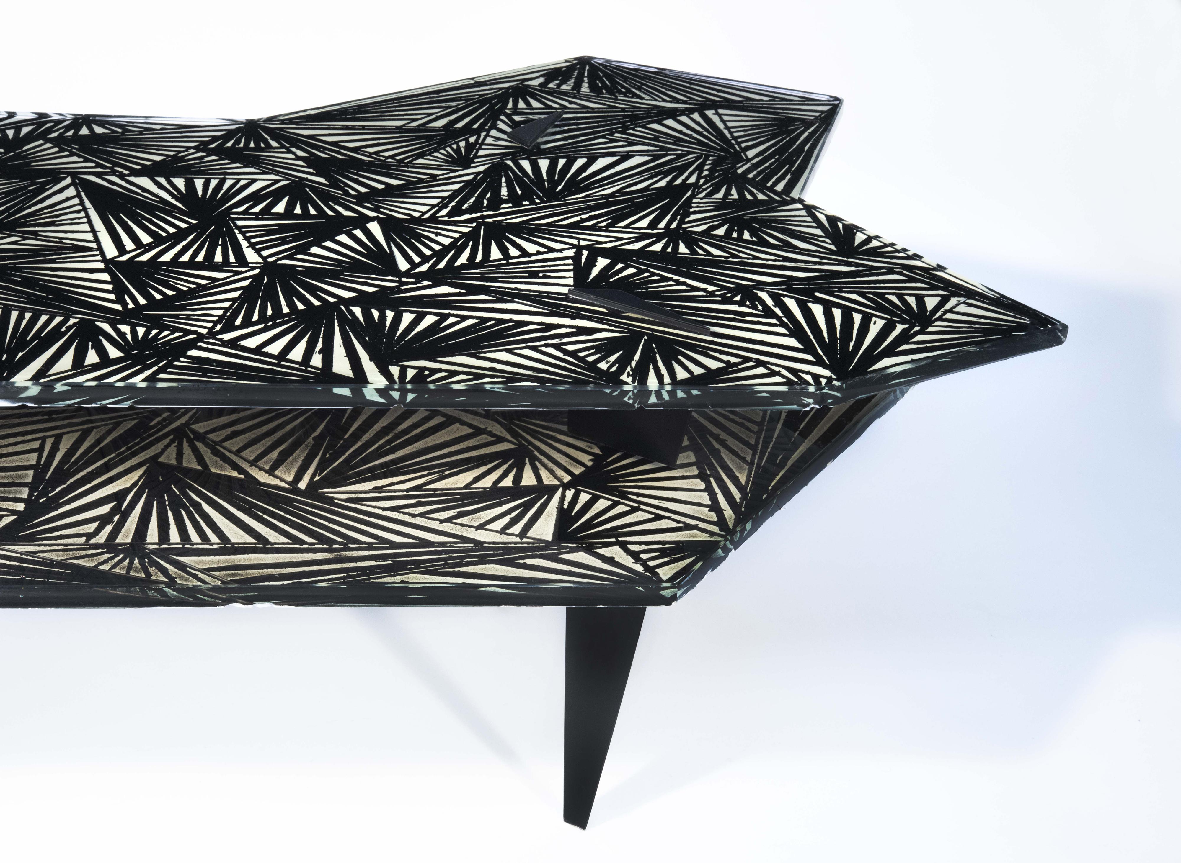 Moderne Table basse contemporaine Montn en cristal irisé et laiton de Ghir Studio en vente