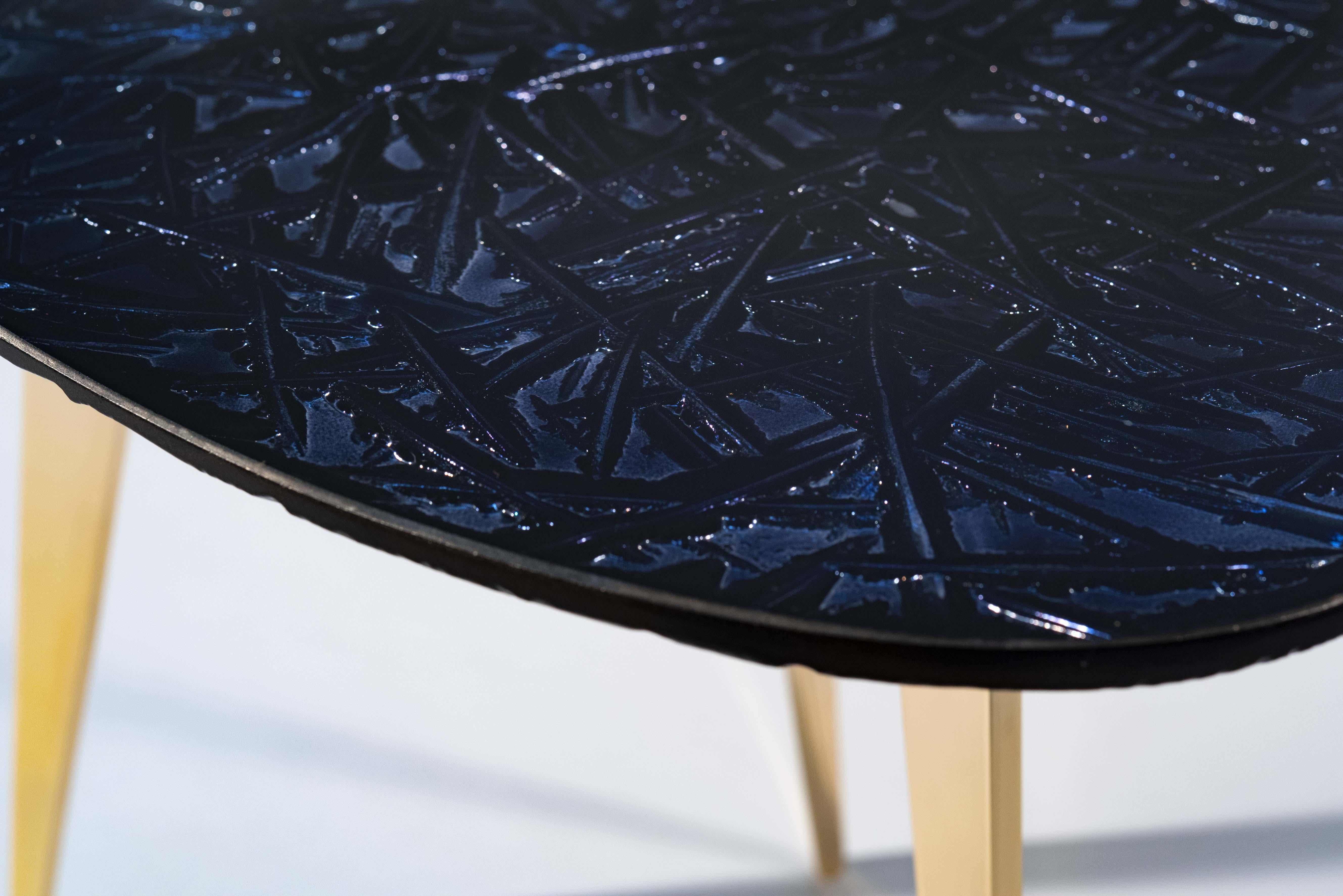 Contemporary by Ghirò Studio Table basse 'Notte' Cristal argenté bleu et laiton Neuf - En vente à Pieve Emanuele, Milano