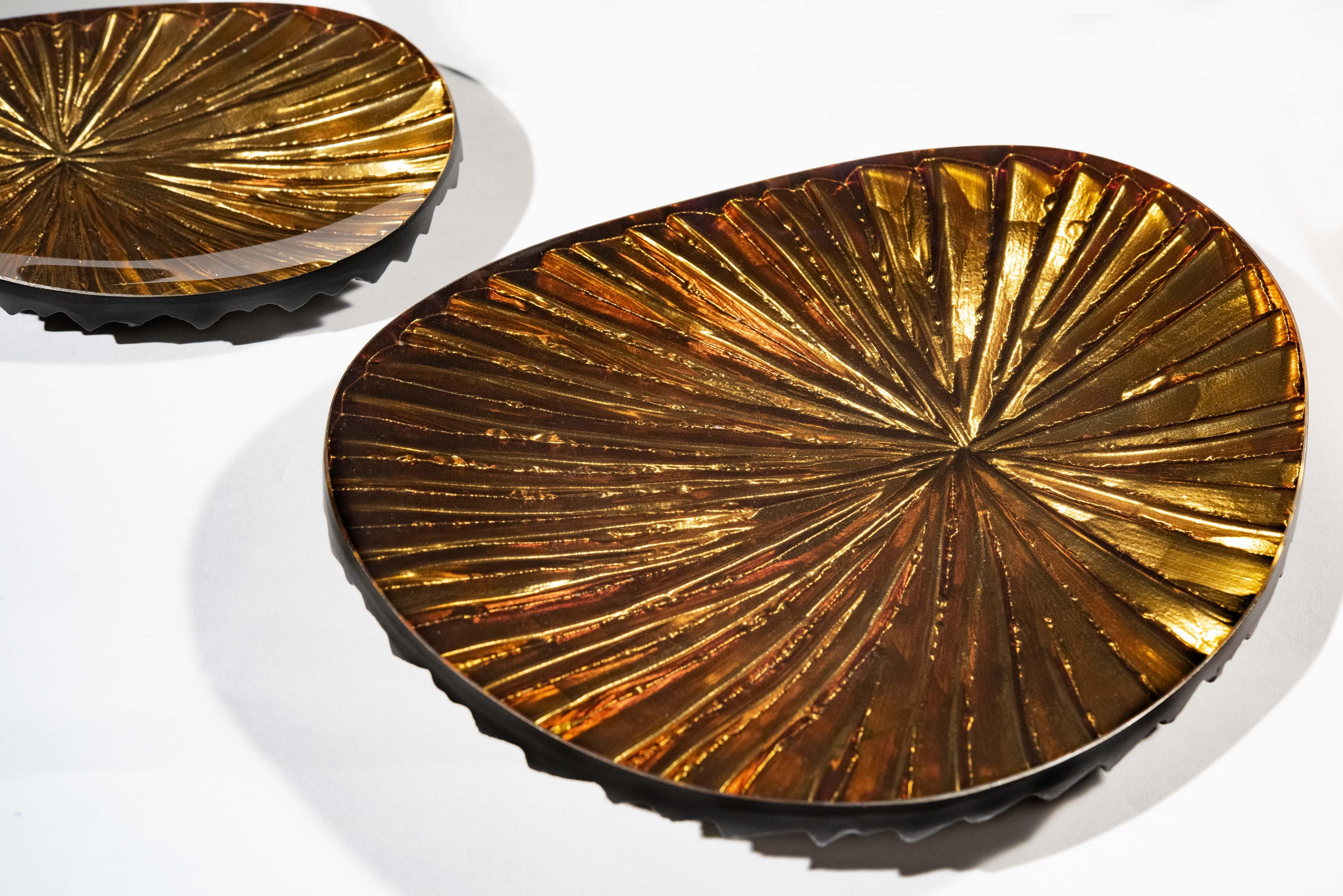 Each bowl have contemporary design ideal for giving an unmistakable style to any environment. The rounded triangle shape gives sobriety and elegance while the warm intense amber color embellished with golden reflections makes them even more refined.