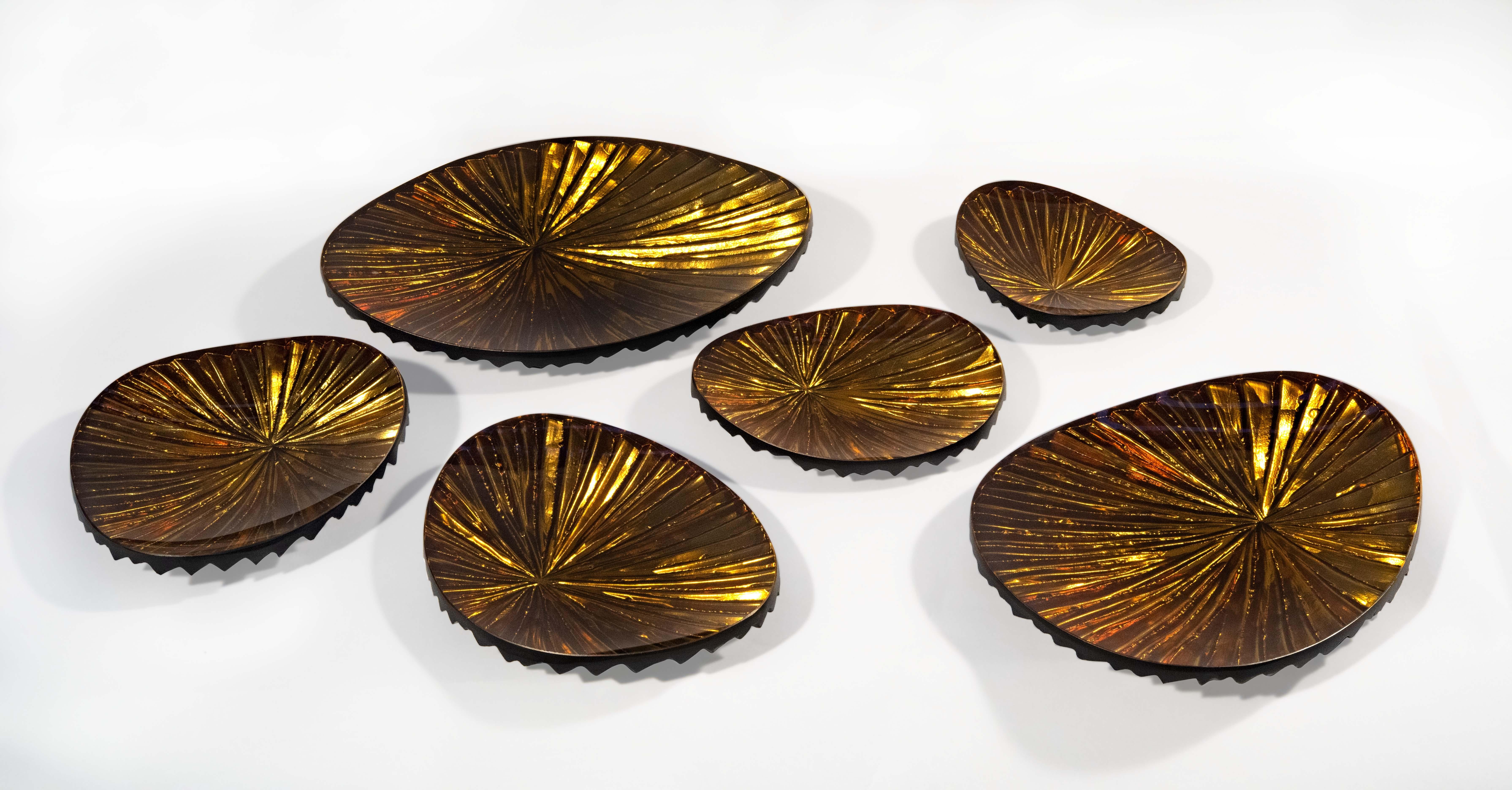 Zeitgenössisches 'Oasi'-Set aus sechs Kristallschalen in Bernstein und Gold von Ghir Studio (21. Jahrhundert und zeitgenössisch) im Angebot