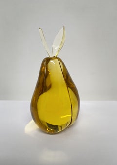 Sculpture contemporaine "poire" en cristal jaune ambré, faite à la main par Ghirò Studio