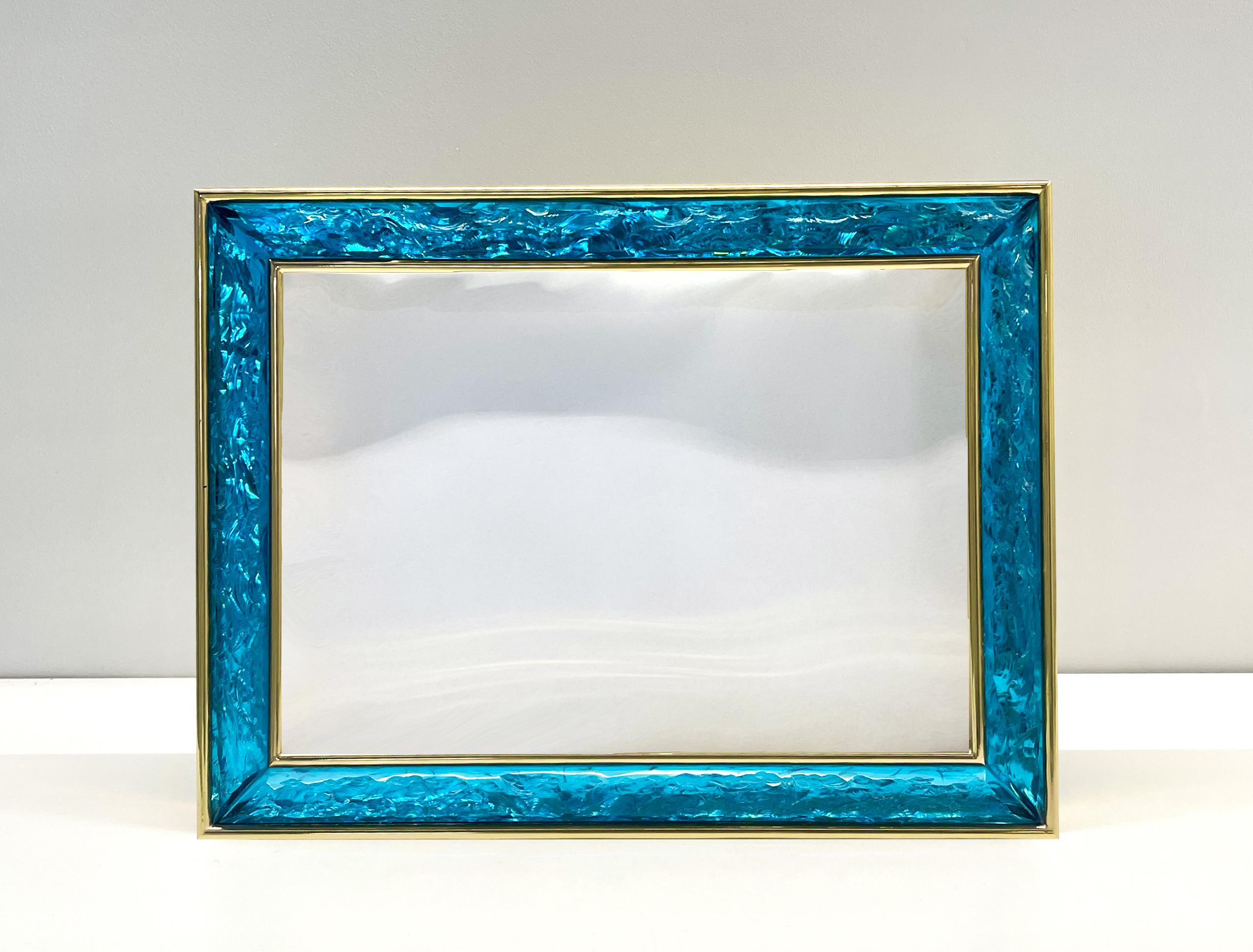 
Crystal photo frame of excellent craftsmanship and artistic quality. 
The crystal has been hand sculpted and has an intense and brilliant blue finish.
It is a very elegant and refined object and ideal for decorating any environment.
The structure
