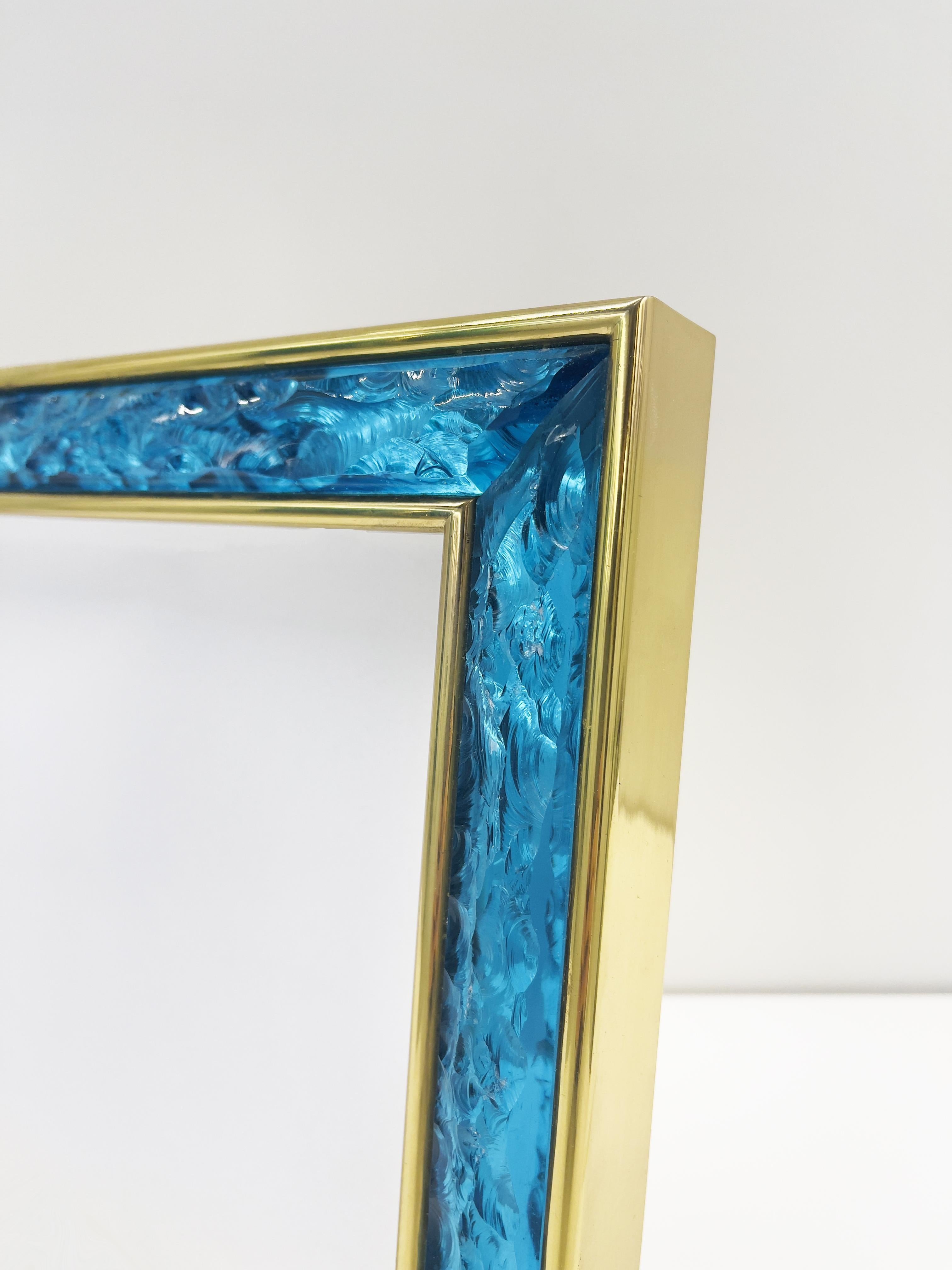 Moderne Cadre photo contemporain fait main en cristal bleu, laiton et or par Ghirò Studio en vente
