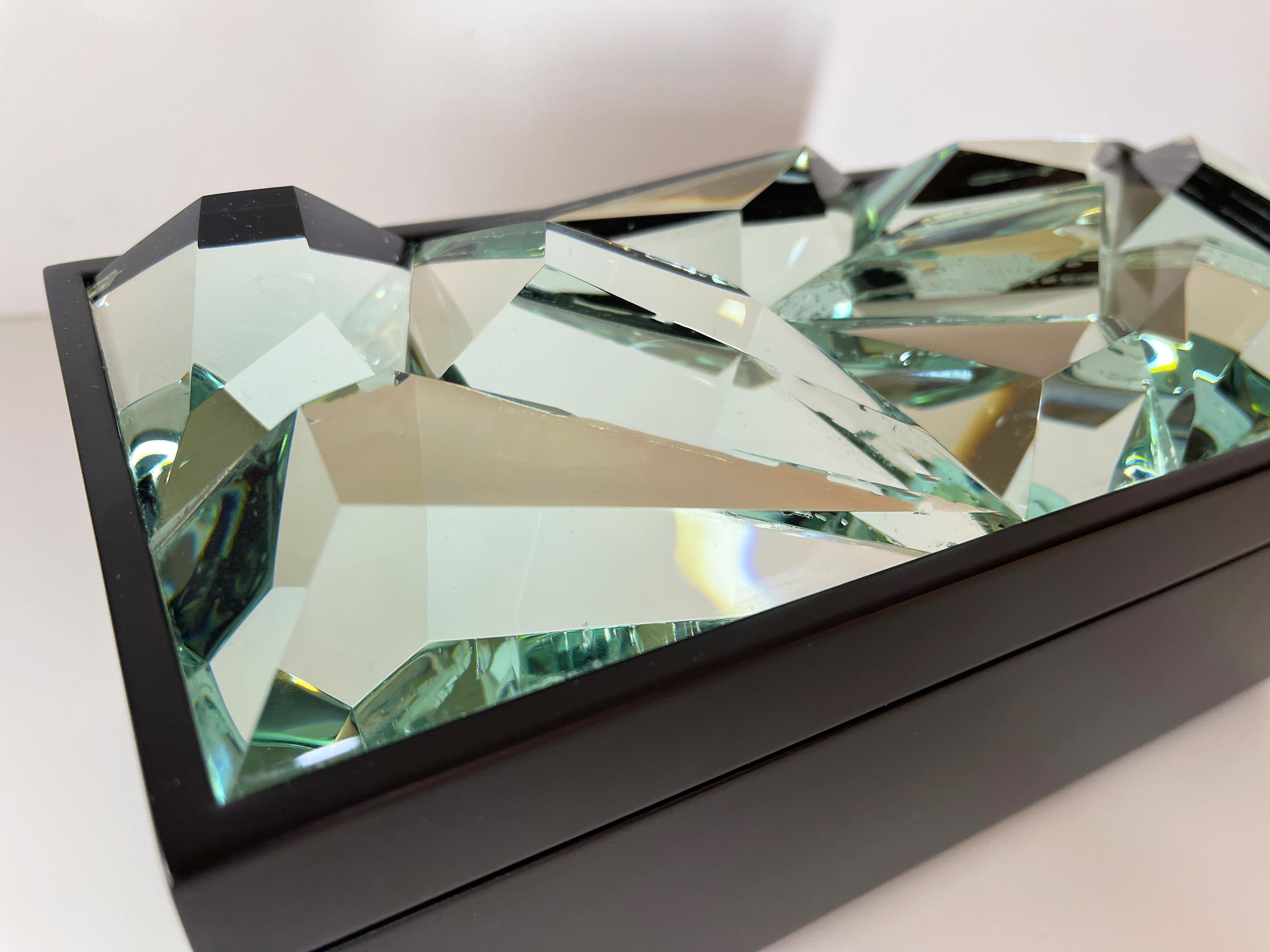 Moderne Boîte à bijoux contemporainexel en bois noir et verre faite à la main par Ghirò Studio en vente
