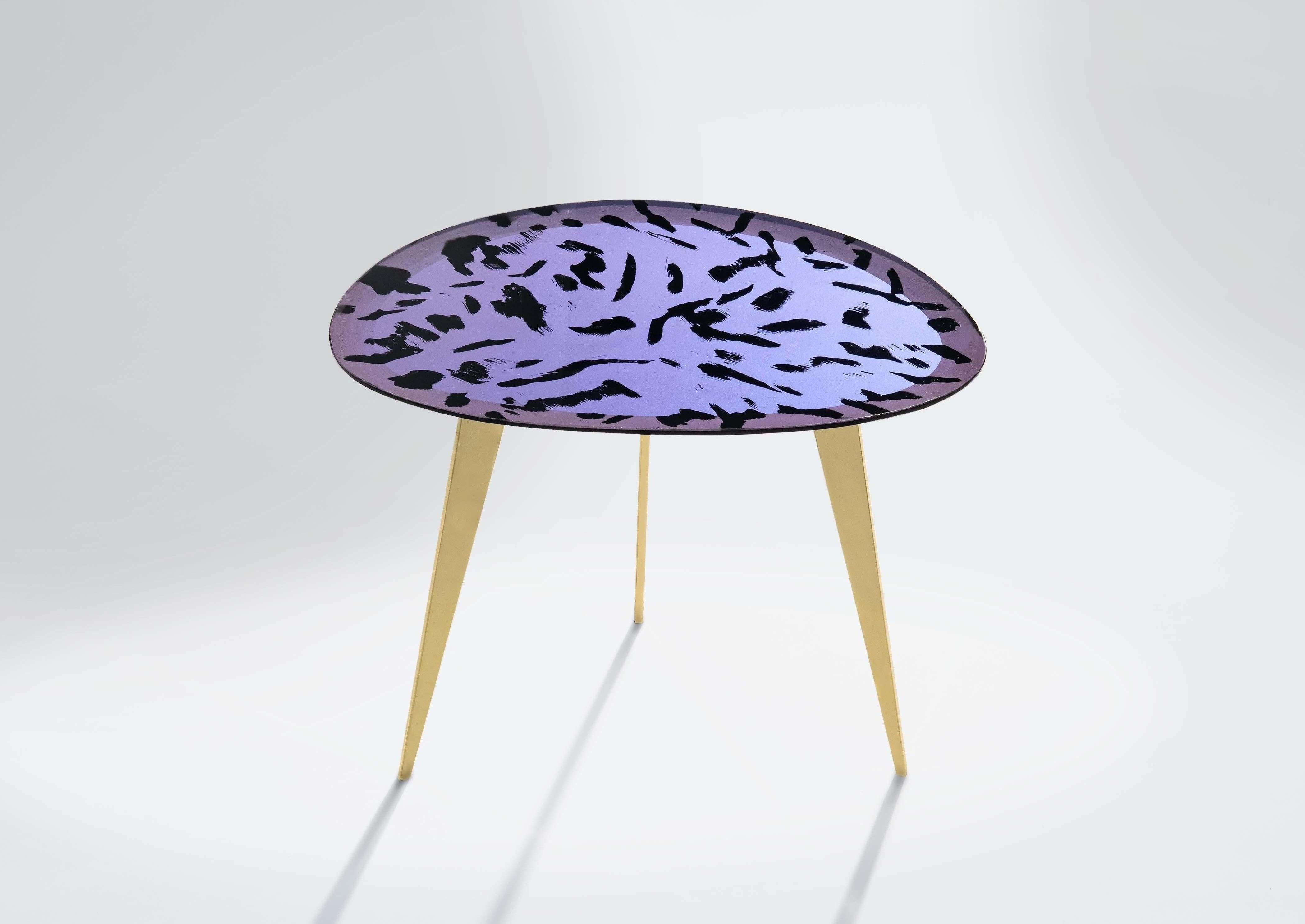 
The coffee table Puà is born from instinct, from the artist’s desire to create an eye-catching coffee table, out of the box and extremely contemporary. The entire support structure is made with brass. The underplate is matt black color while legs