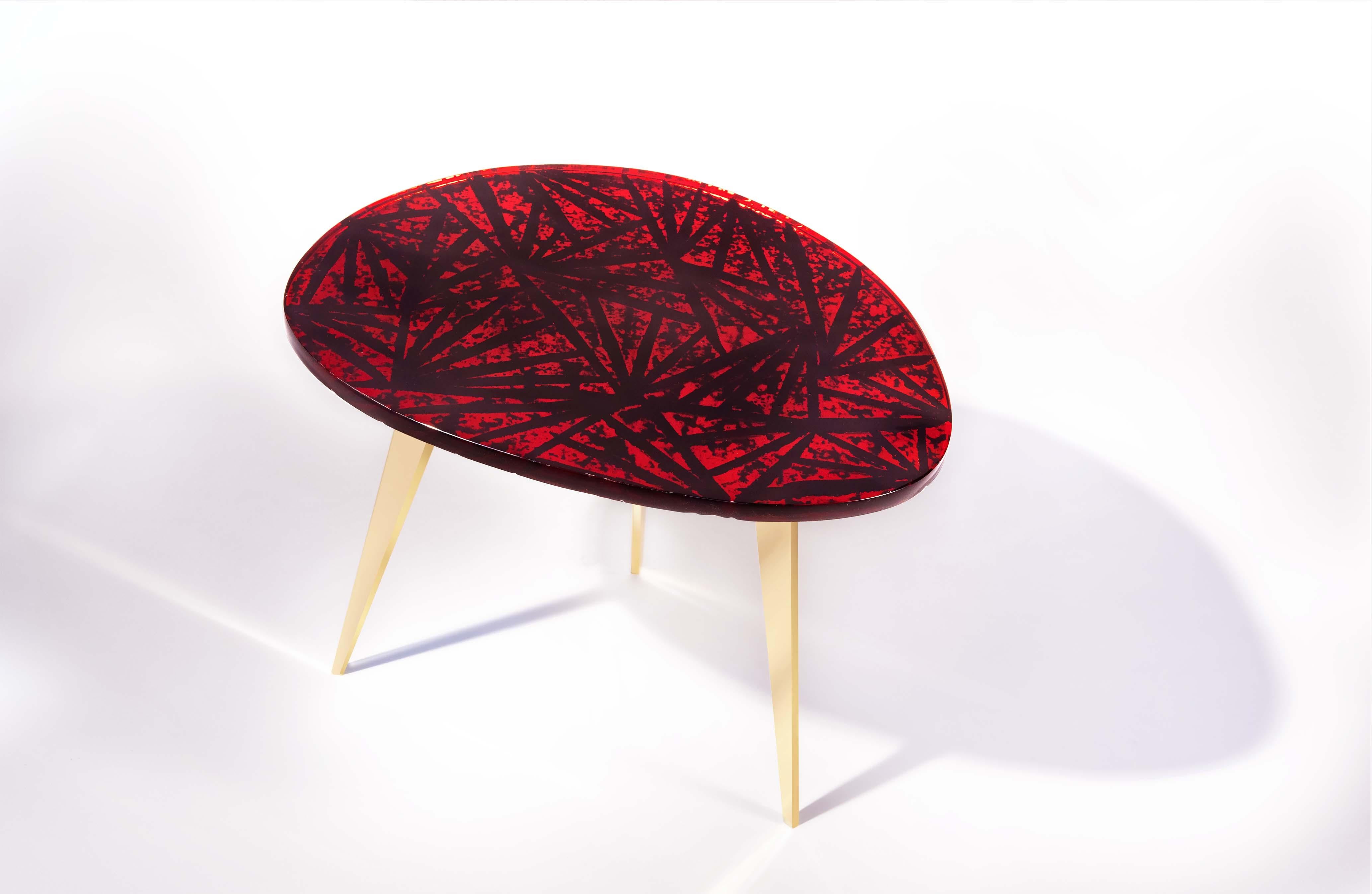 Collection 2021 of coffee tables by Ghirò Studio.
The entire support structure is made of brass. The underplate is matt black while the three legs have a polished brass finish. The crystal has an intense red color similar to that of a ruby. The