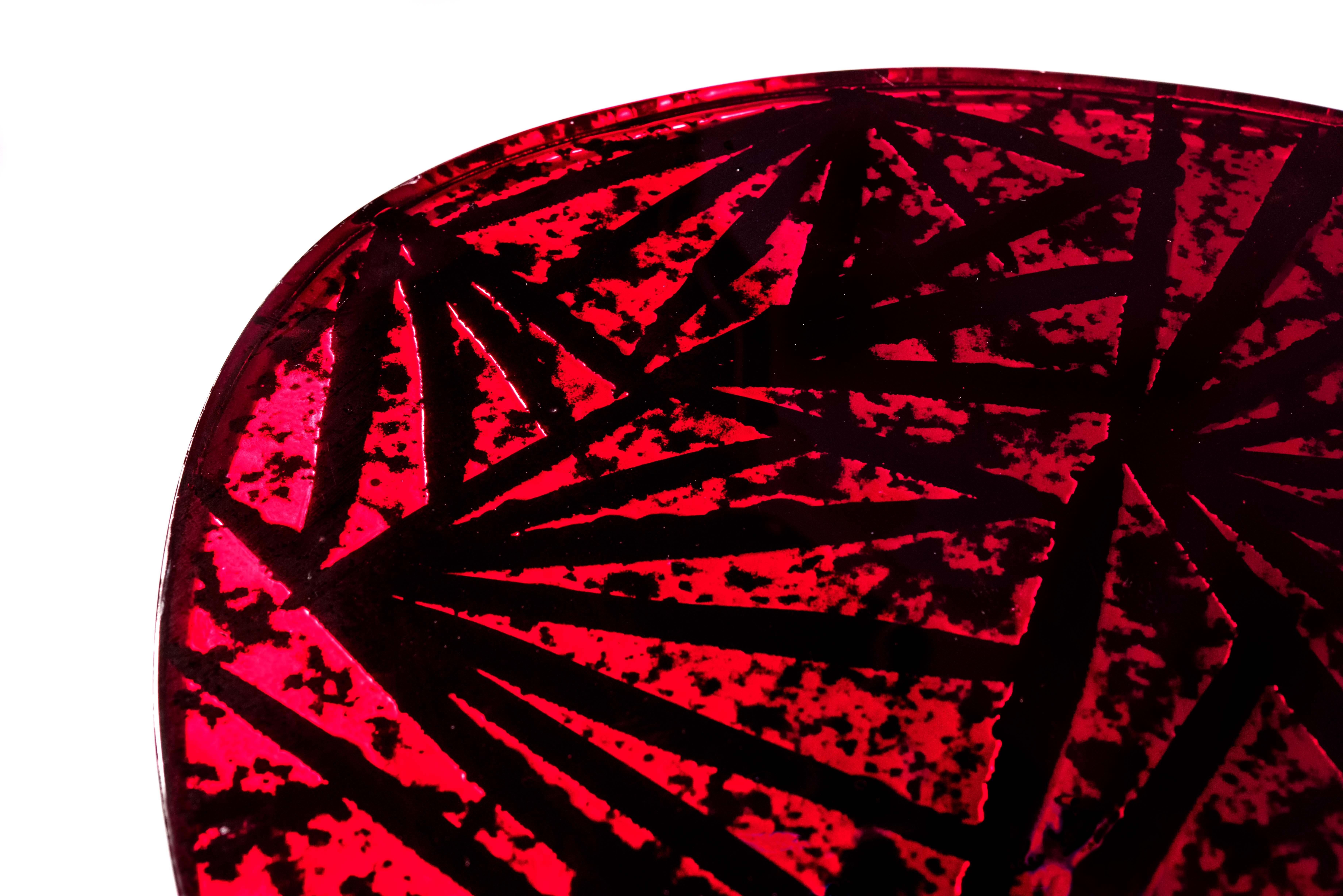 Moderne Table basse contemporaine « Rubino » en cristal rouge et laiton de Ghir Studio en vente