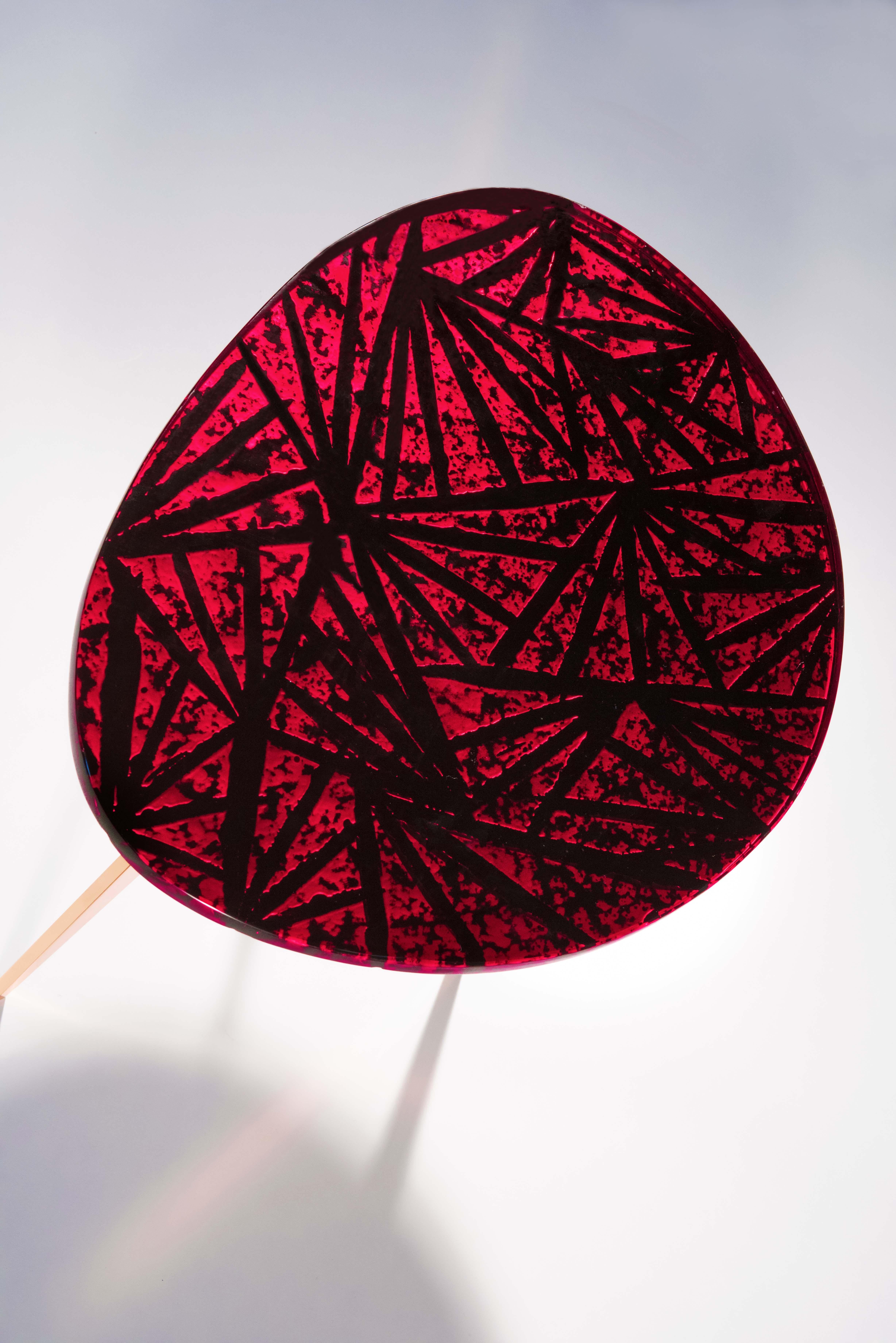 italien Table basse contemporaine « Rubino » en cristal rouge et laiton de Ghir Studio en vente