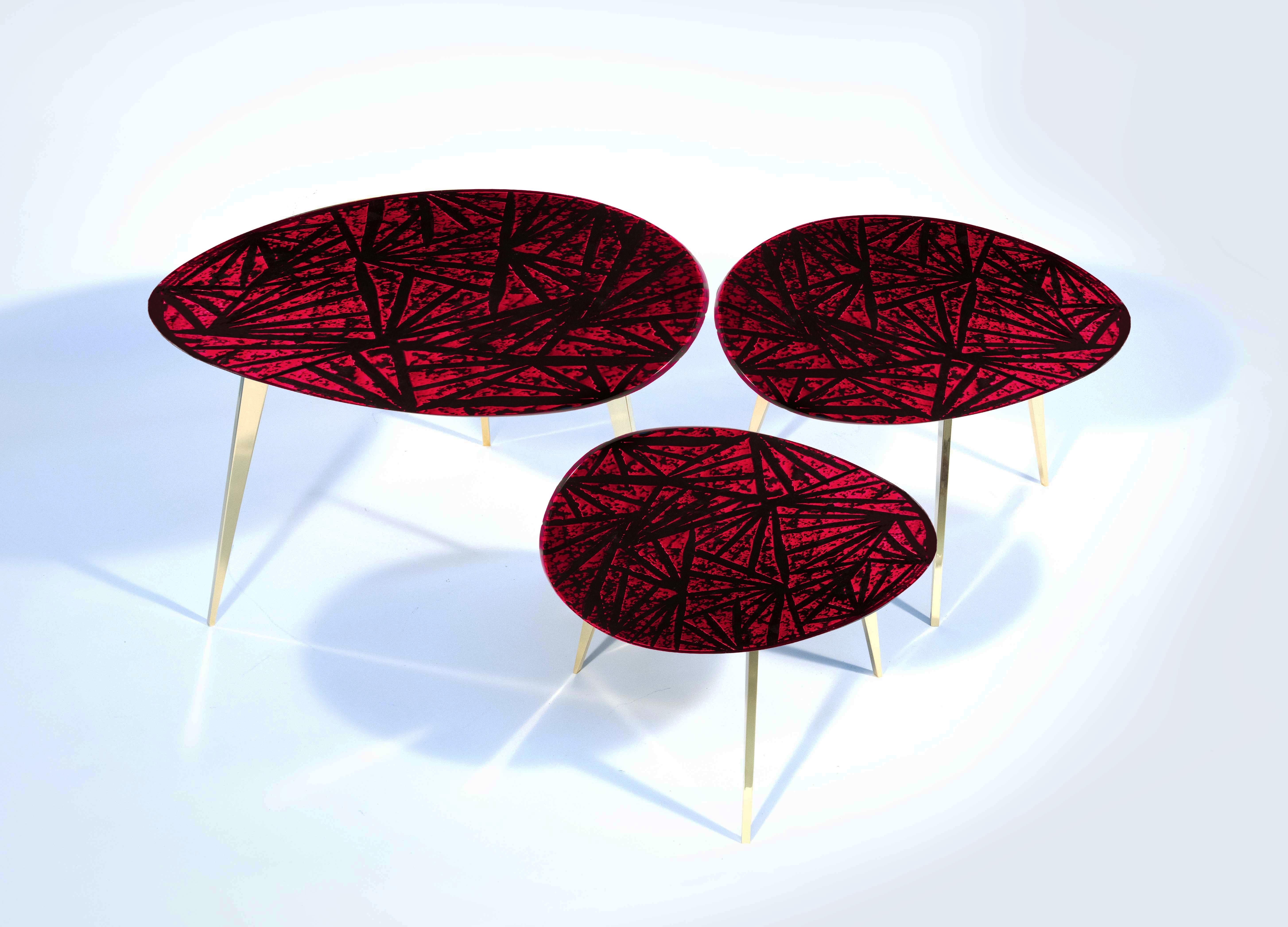 2021 Collezione di tavolini da caffè di Ghirò Studio (Milano).
Questo set di tre tavoli è la soluzione per un arredamento elegante e raffinato.
Ogni tavolino è un pezzo unico. È realizzato a mano su ordinazione con la massima cura e attenzione ai
