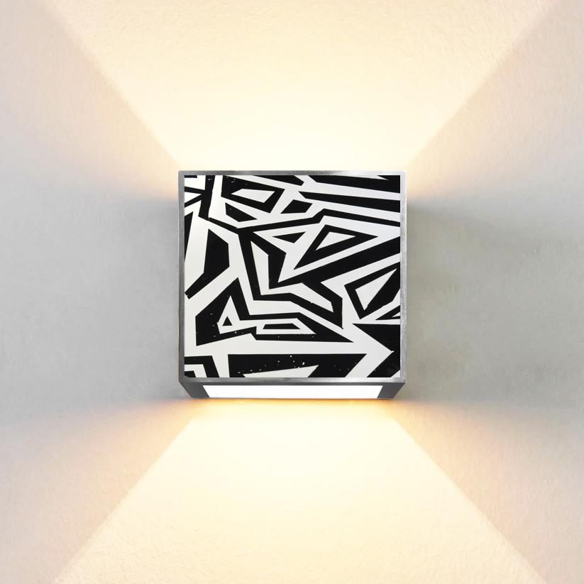 Moderne Applique « Square » contemporaine de Ghir Studio en cristal noir et blanc irisé en vente