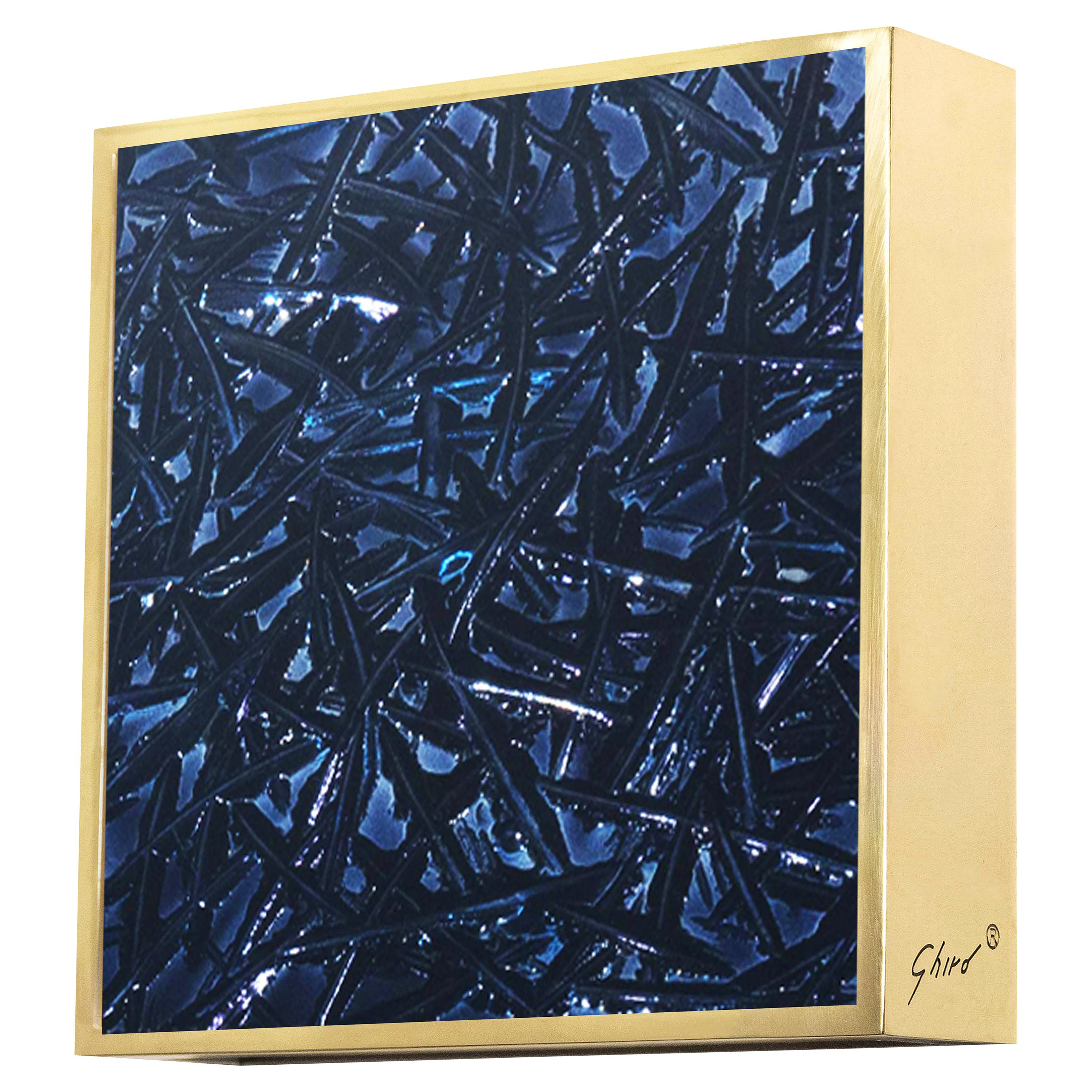 Applique « Square » contemporaine de Ghir Studio en cristal bleu, laiton et or 24 carats 