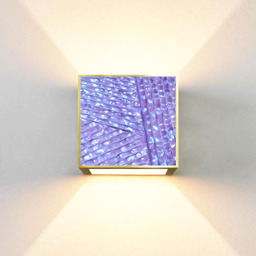 Moderne Applique « Square » contemporaine en cristal bleu irisé et violet de Ghir Studio en vente