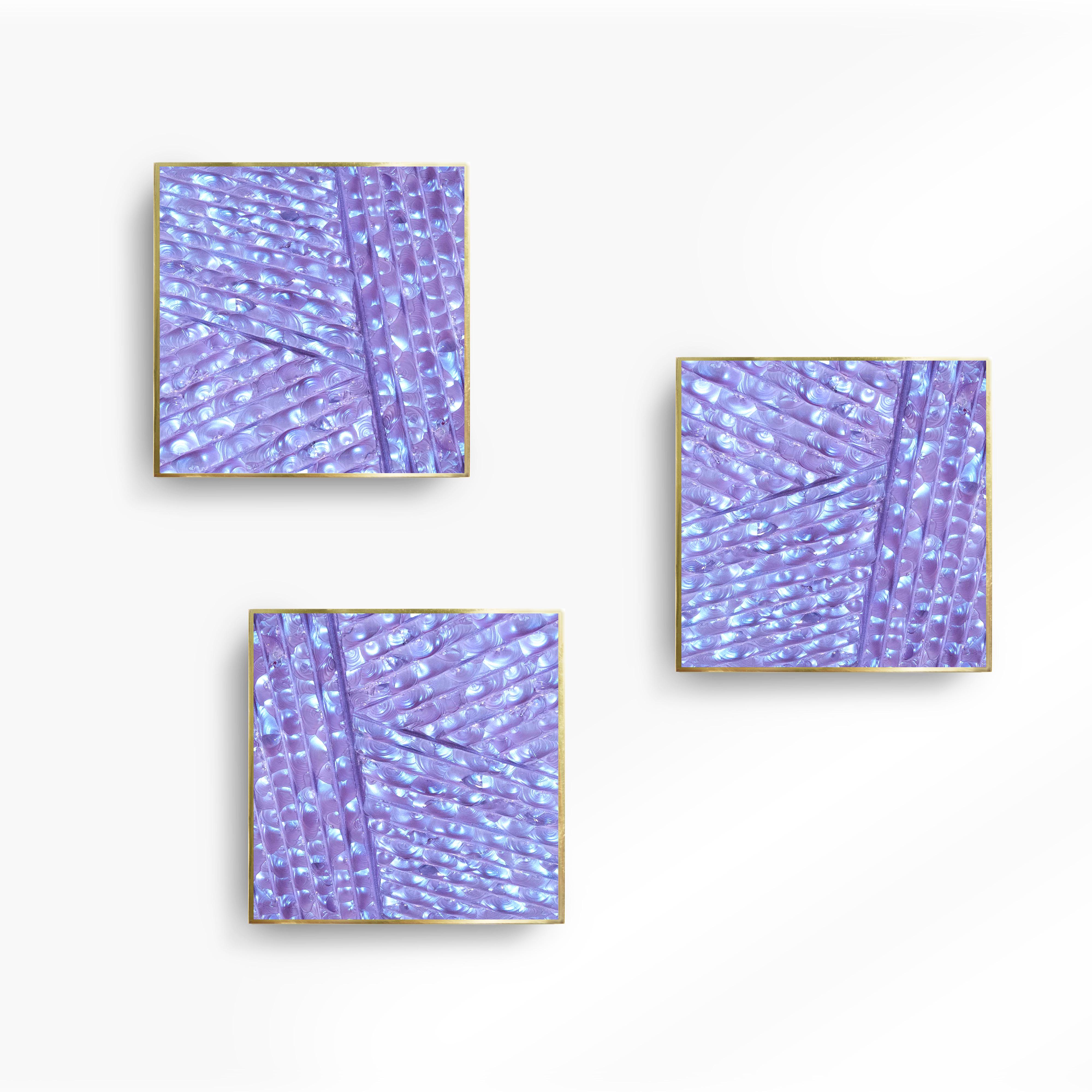 Sculpté à la main Applique « Square » contemporaine en cristal bleu irisé et violet de Ghir Studio en vente
