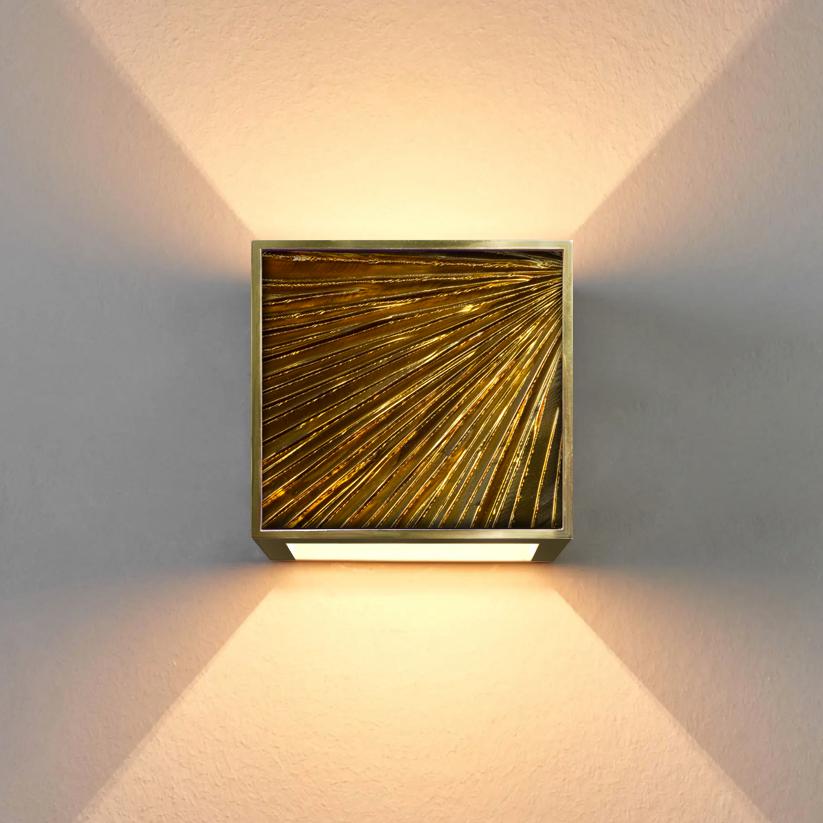 Moderne Applique « Square » contemporaine de Ghir Studio en cristal ambré, laiton et or 24 carats  en vente