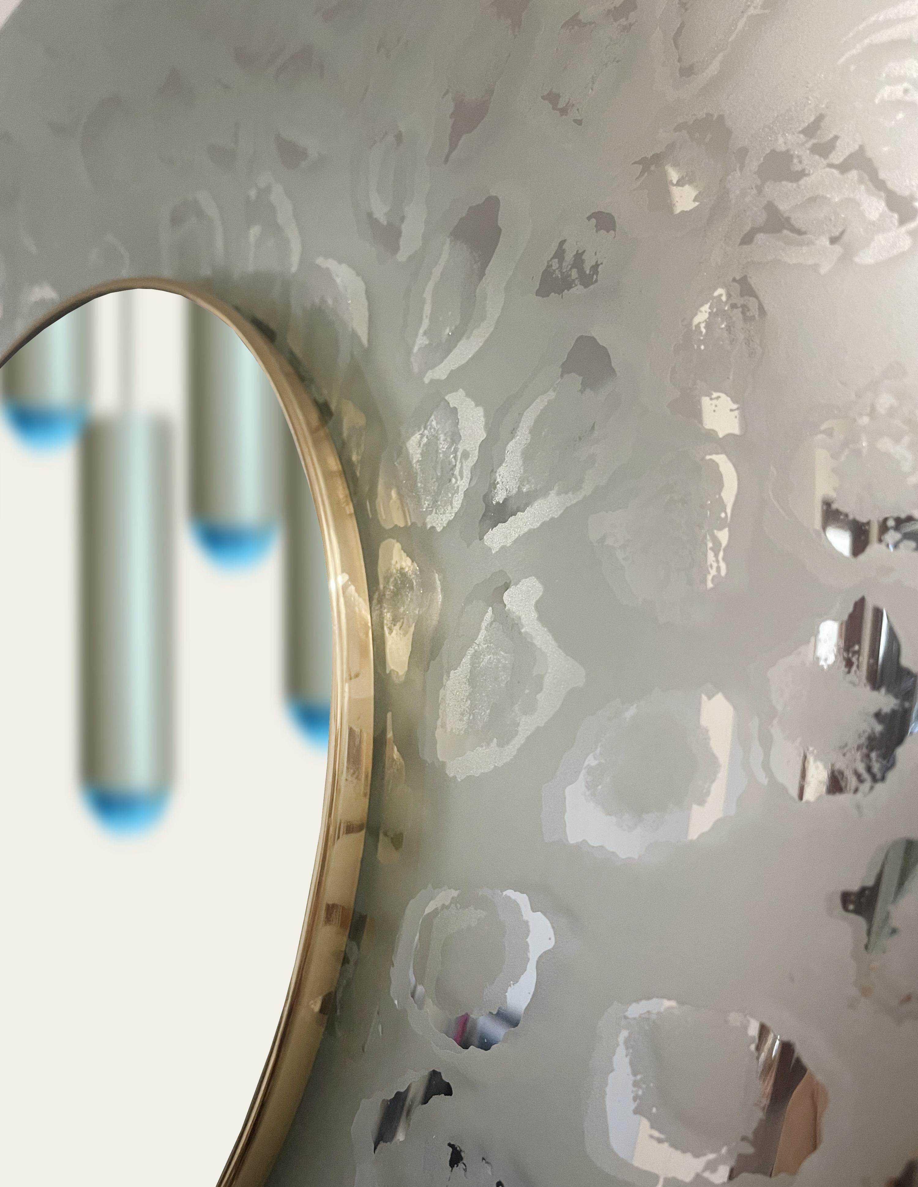 Moderne Miroir contemporain Undulate en cristal argenté, laiton et or de Ghir Studio en vente