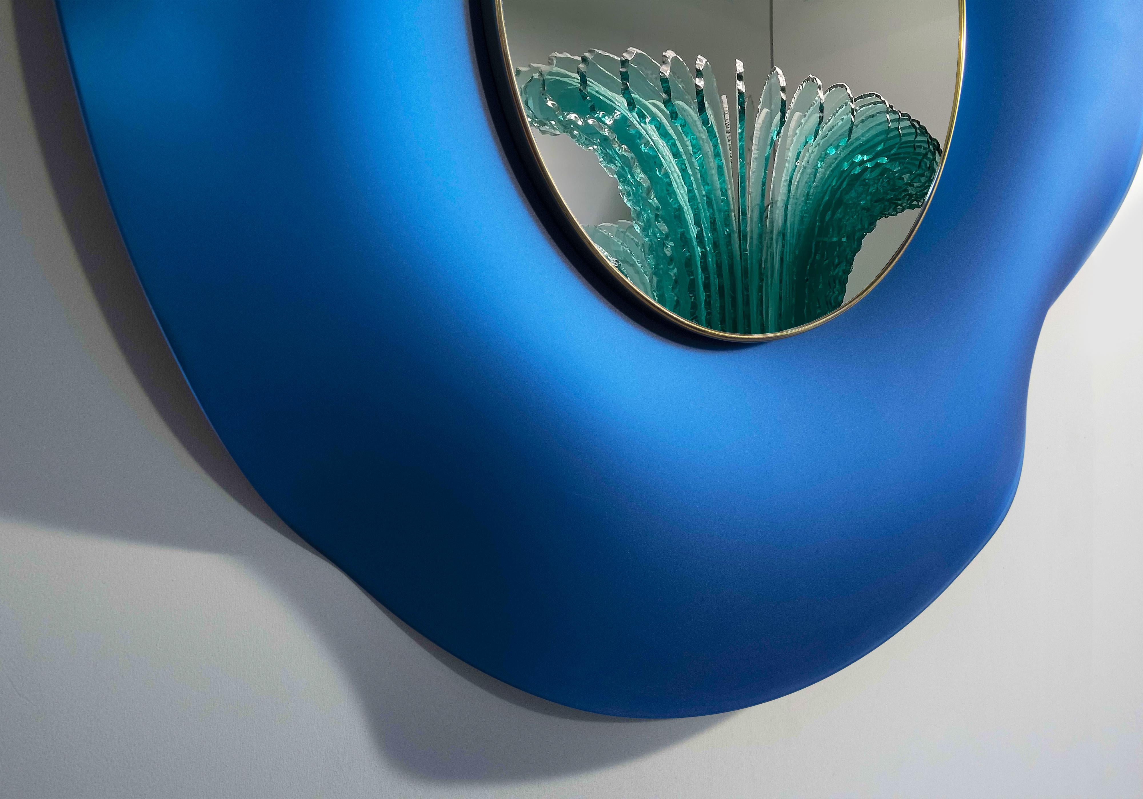 2021 Kollektion von Wandspiegeln von Ghirò Studio (Mailand)
Der gewellte Spiegel 'Undulate' ist ein Kunstobjekt aus purer Kunst und Design. 
Der Kristall wurde vom Künstler handgearbeitet und fachmännisch geschwungen. 
Die Trägerstruktur besteht