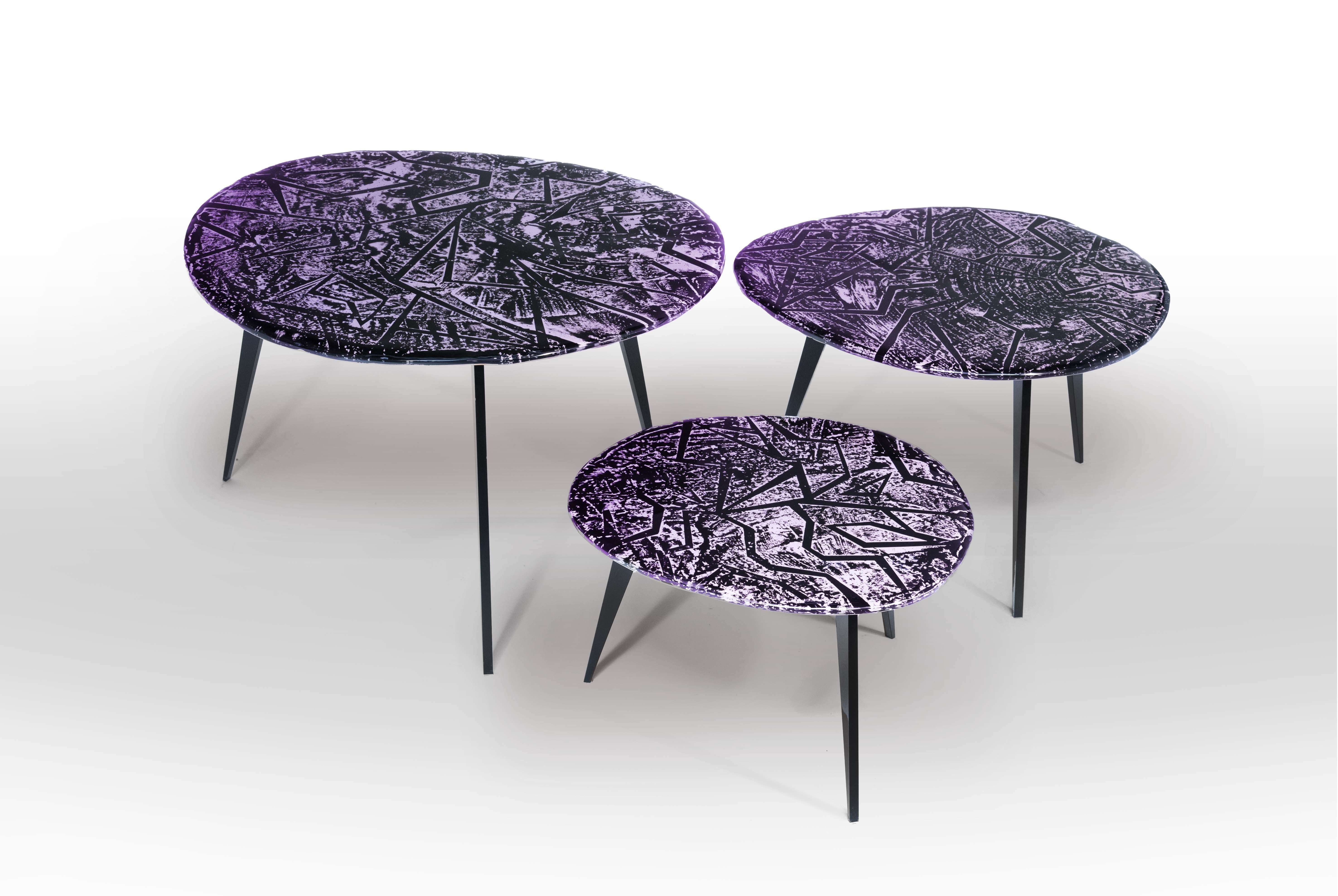 Zeitgenössisches Zick-Zag-Set aus drei Couchtischen Amethyst-Kristall von Ghir Studio (Glas) im Angebot