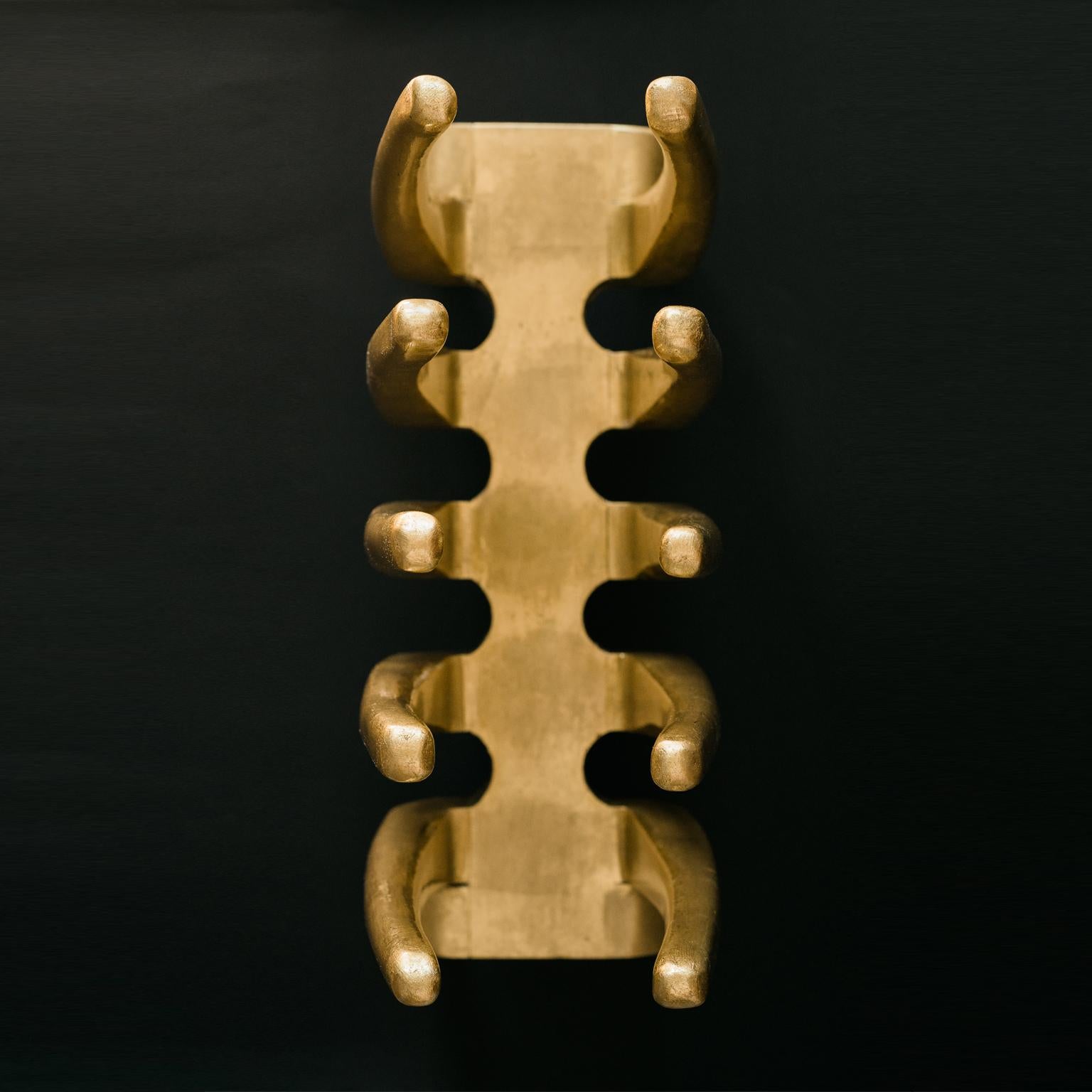 Zeitschriftenständer-Skulptur Zeitgenössische Skulptur aus organischem Massivholz in Gold im Zustand „Neu“ im Angebot in Seville, ES