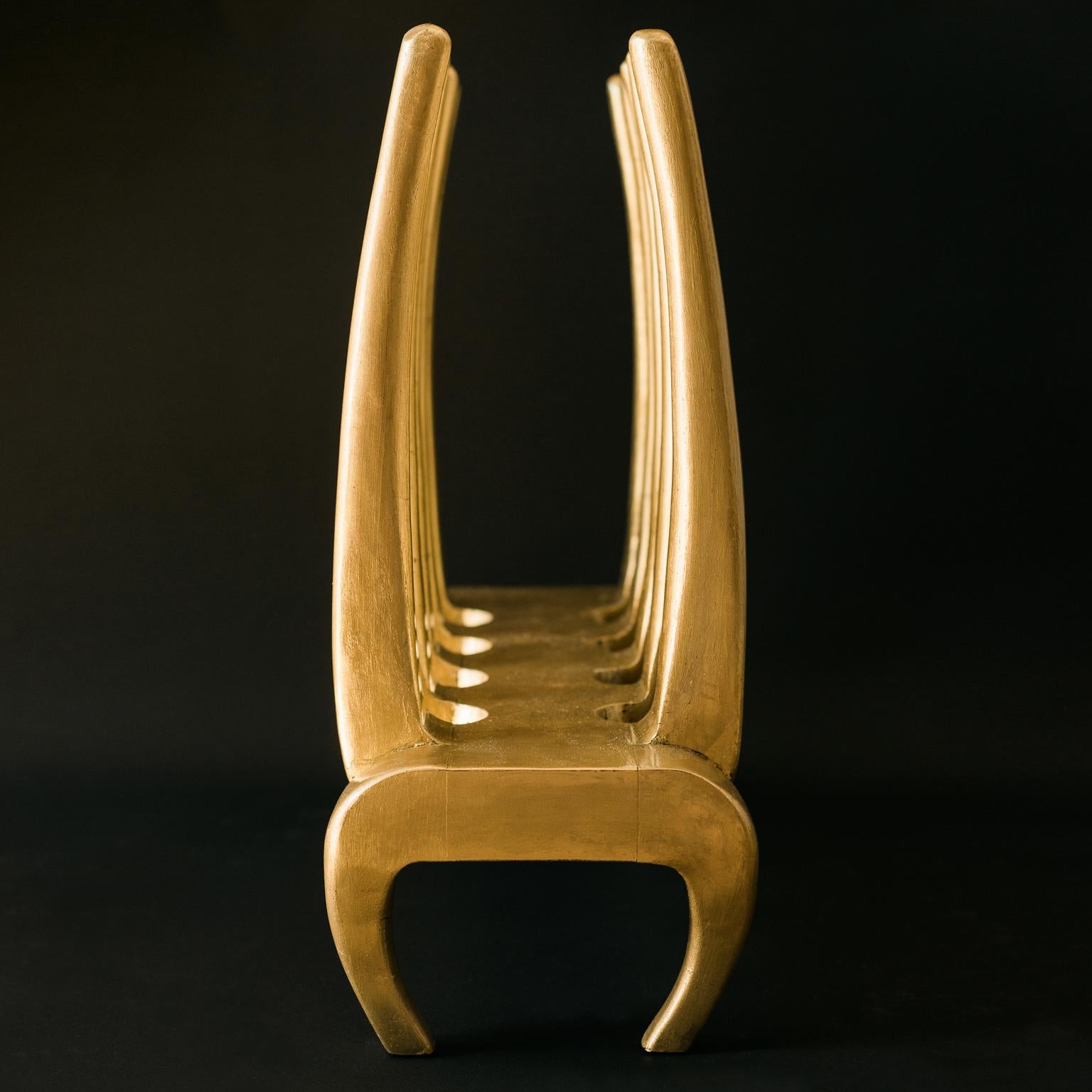 Zeitschriftenständer-Skulptur Zeitgenössische Skulptur aus organischem Massivholz in Gold (21. Jahrhundert und zeitgenössisch) im Angebot