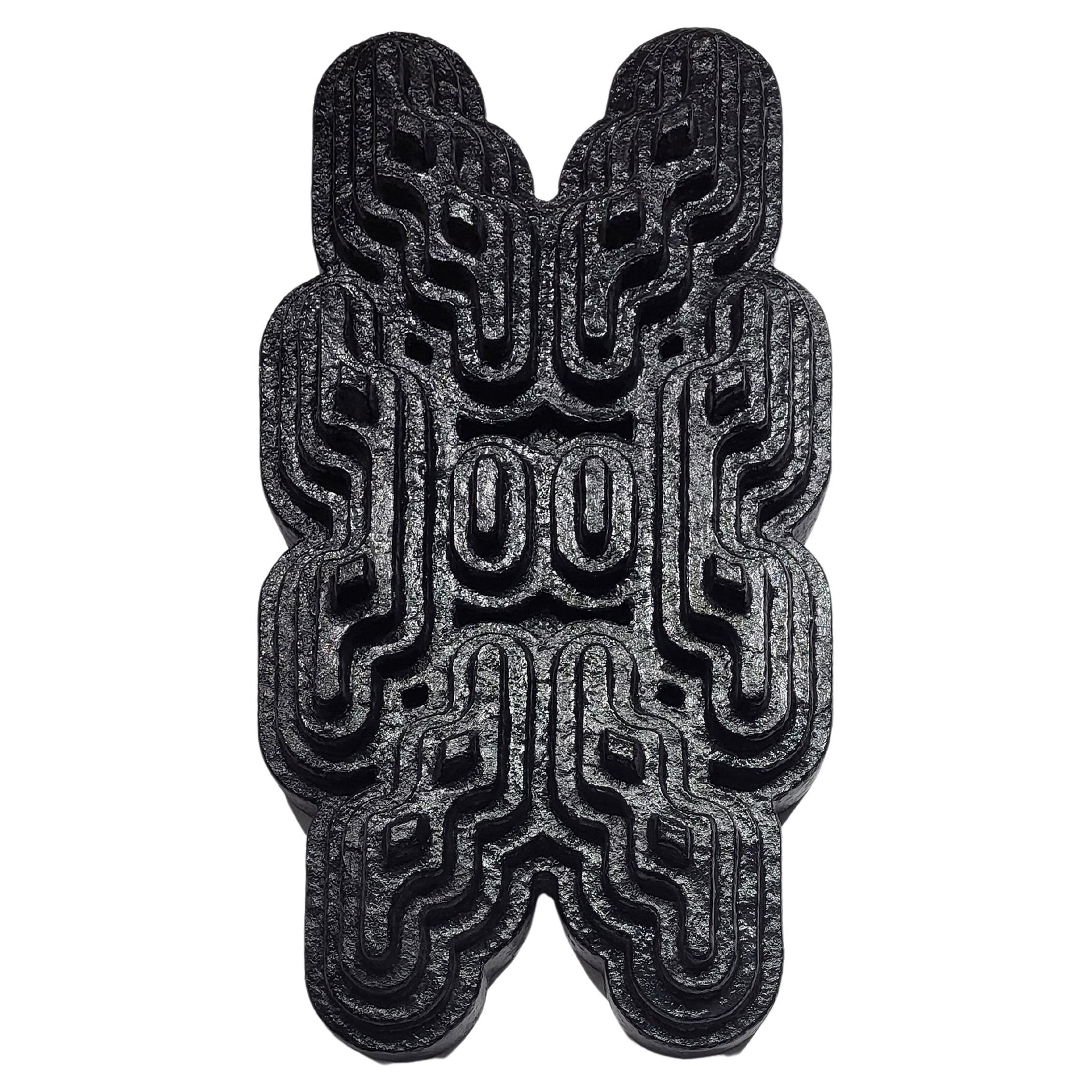 Sculpture murale noire contemporaine de totem géométrique en bois brutaliste, presse-papiers