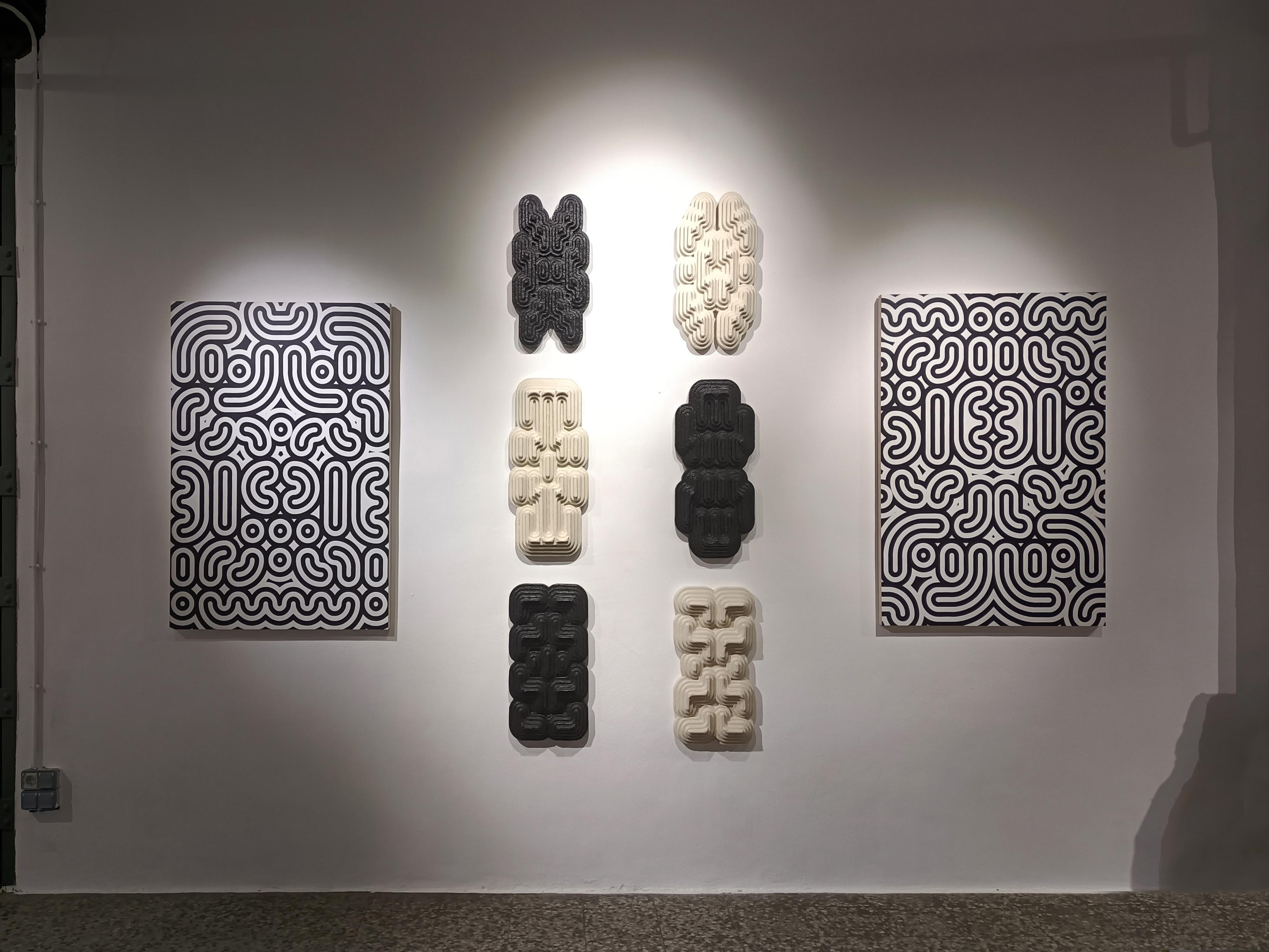 Wandskulptur Schwarzes zeitgenössisches geometrisches Totem Brutalistisches Holzpapier Pulp  (Moderne) im Angebot
