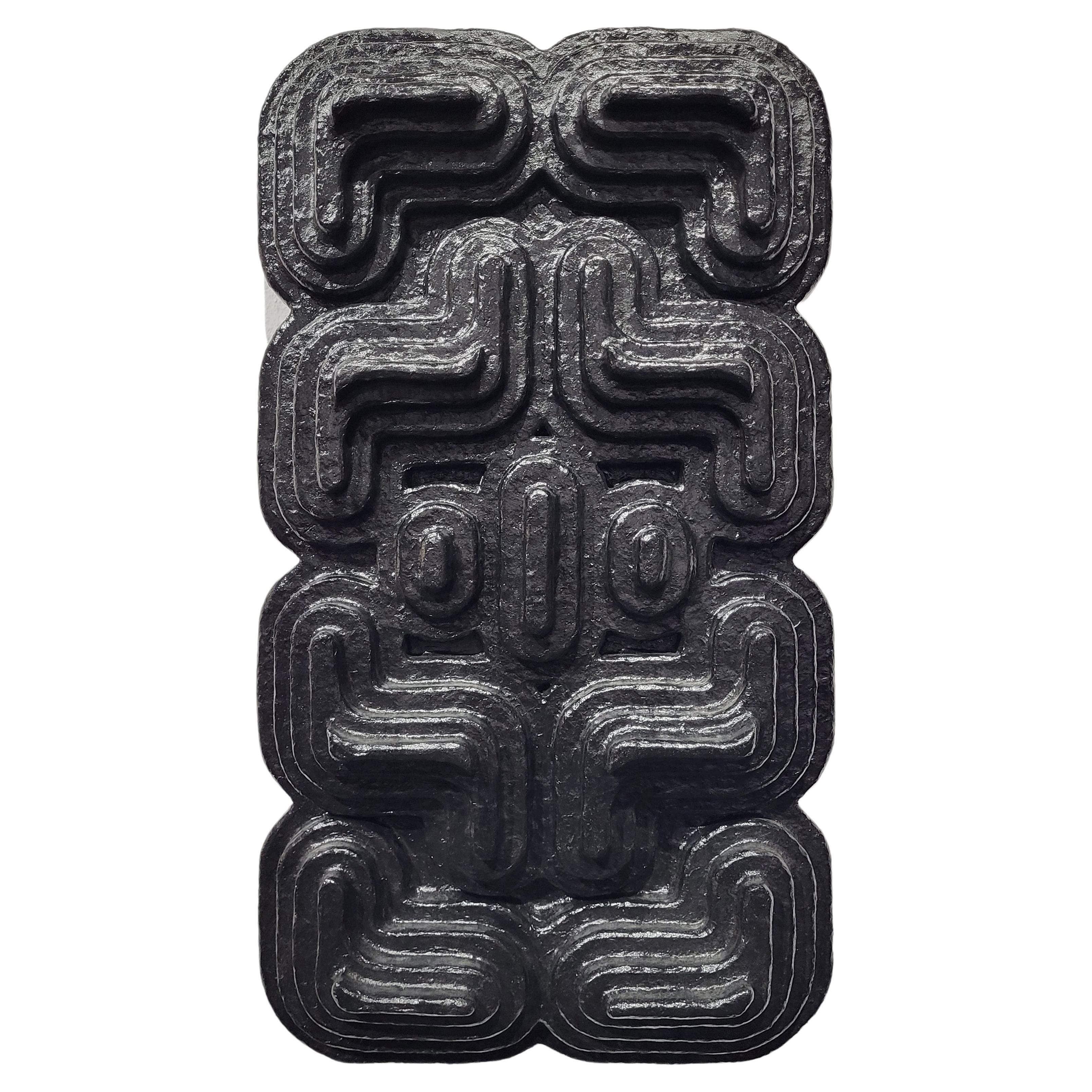 Sculpture murale noire contemporaine de totem géométrique en bois brutaliste, presse-papiers