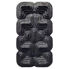Sculpture murale noire contemporaine de totem géométrique en bois brutaliste, presse-papiers