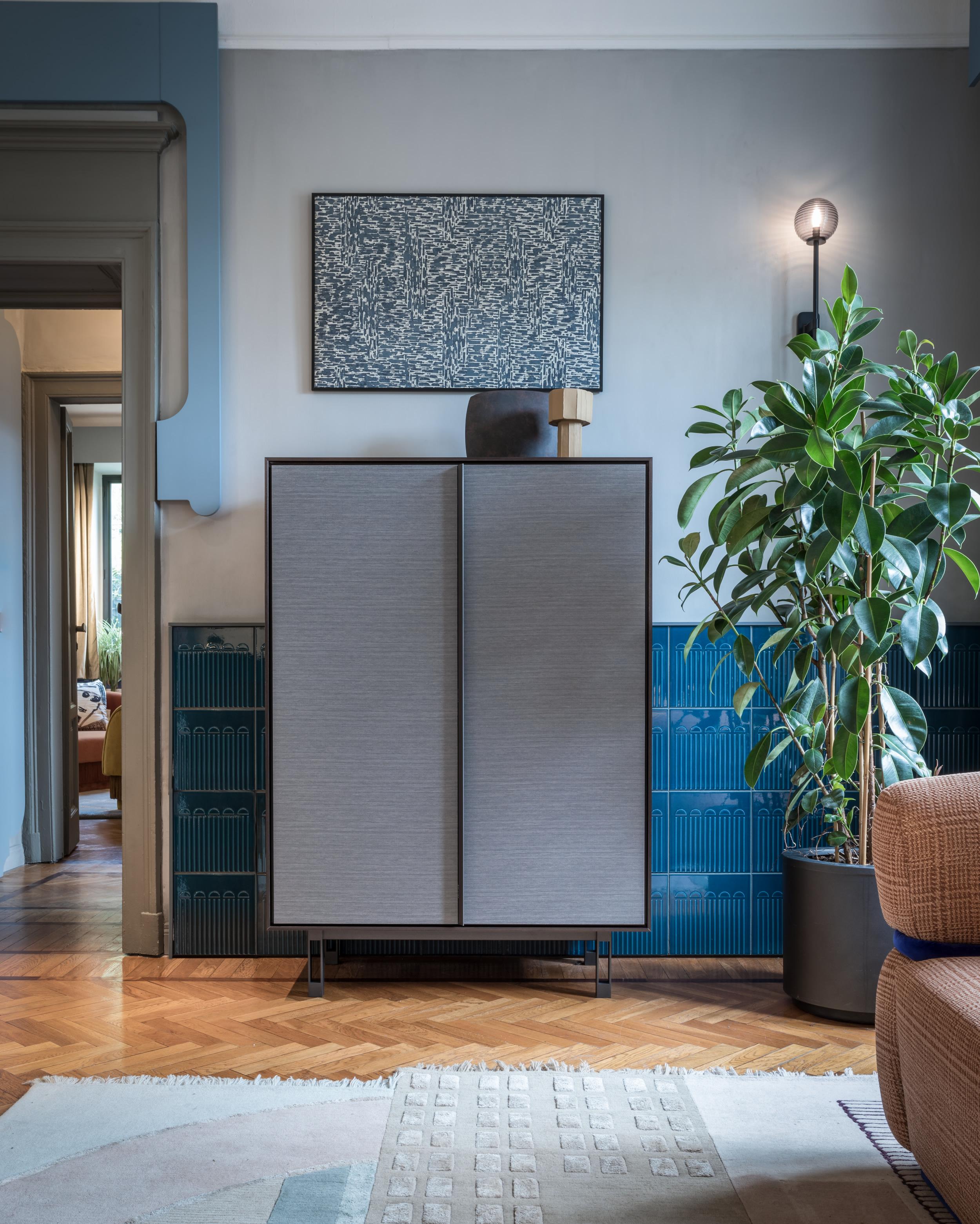Meuble de rangement contemporain en placage de bois et acier par Lucarelli e Rapisarda en vente 1