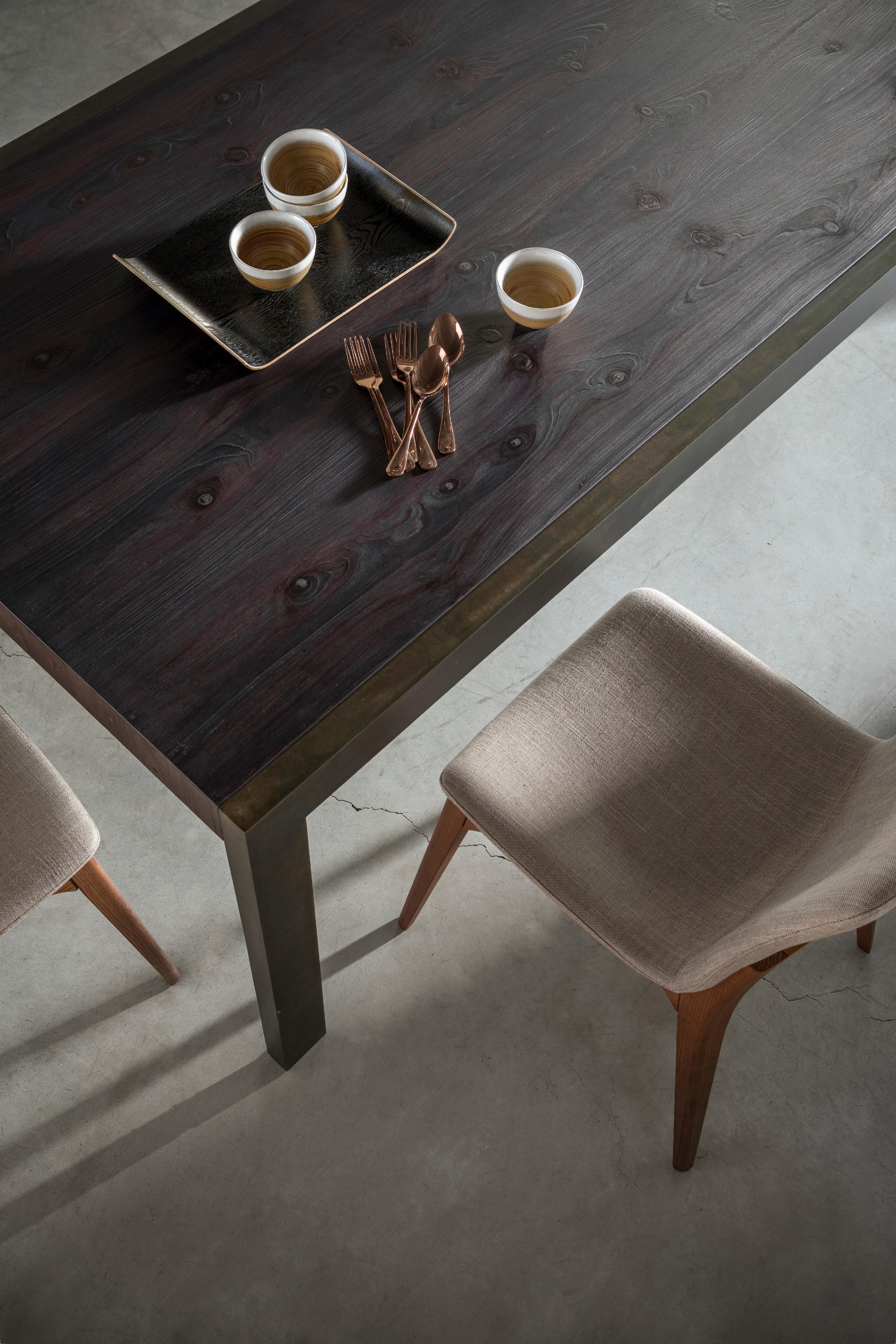 Zeitgenössischer Tisch von Lucarelli e Rapisarda, Holzfurniertisch, Holz, Stahl (Moderne) im Angebot