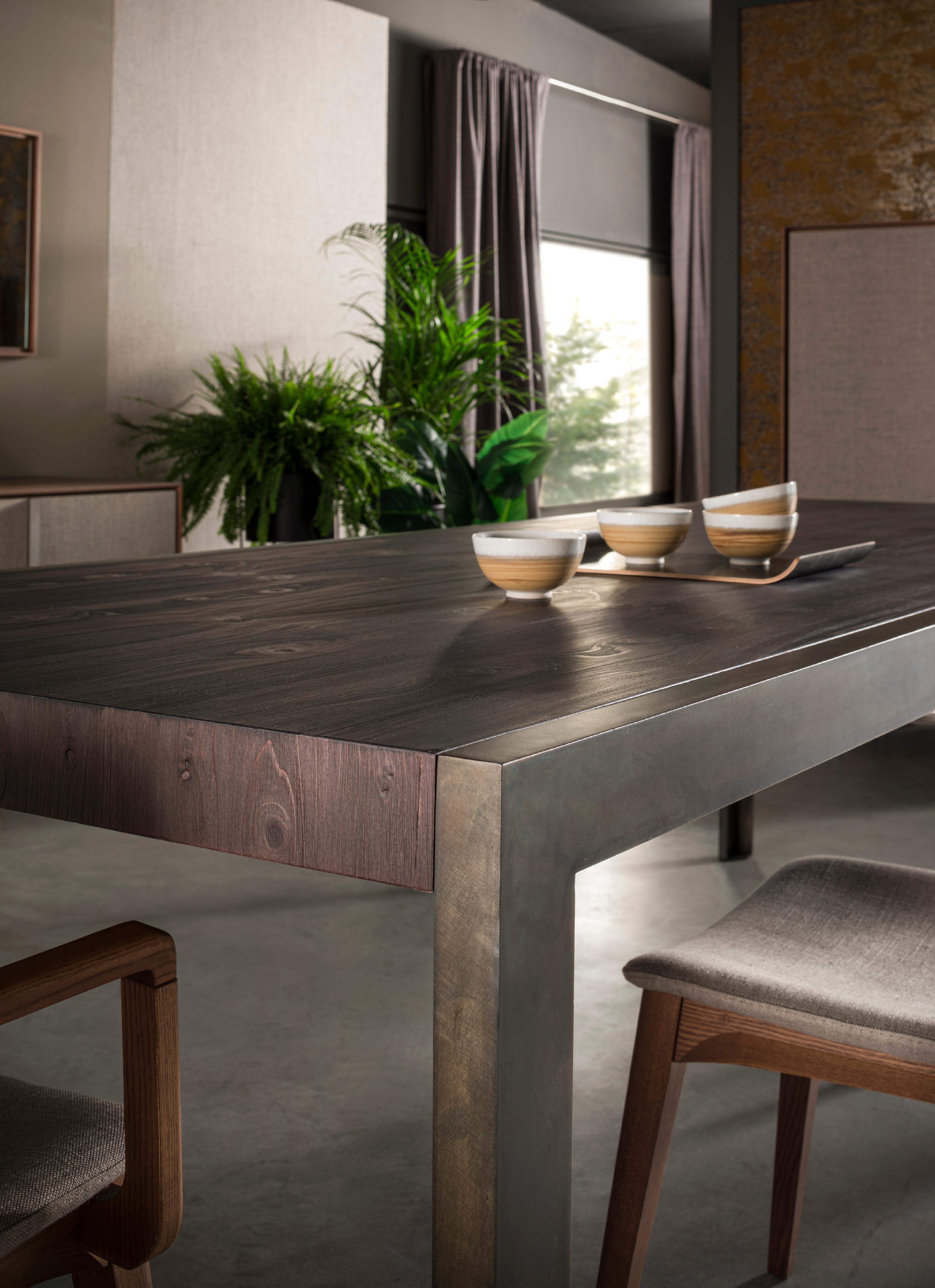 Zeitgenössischer Tisch von Lucarelli e Rapisarda, Holzfurniertisch, Holz, Stahl (Poliert) im Angebot